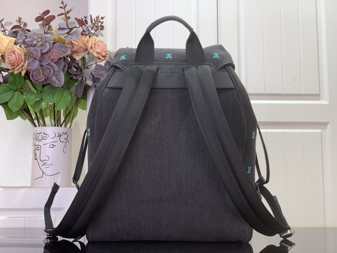 Crafted from washed LV Blason denim, this Montsouris backpack features a deep hue with a gradient LV monogram, showcasing Pharrell Williams' creative approach to translating music into fashion. The zipped front pocket allows for easy access to everyday essentials, while the drawstring closure and magnetic straps provide ample space.