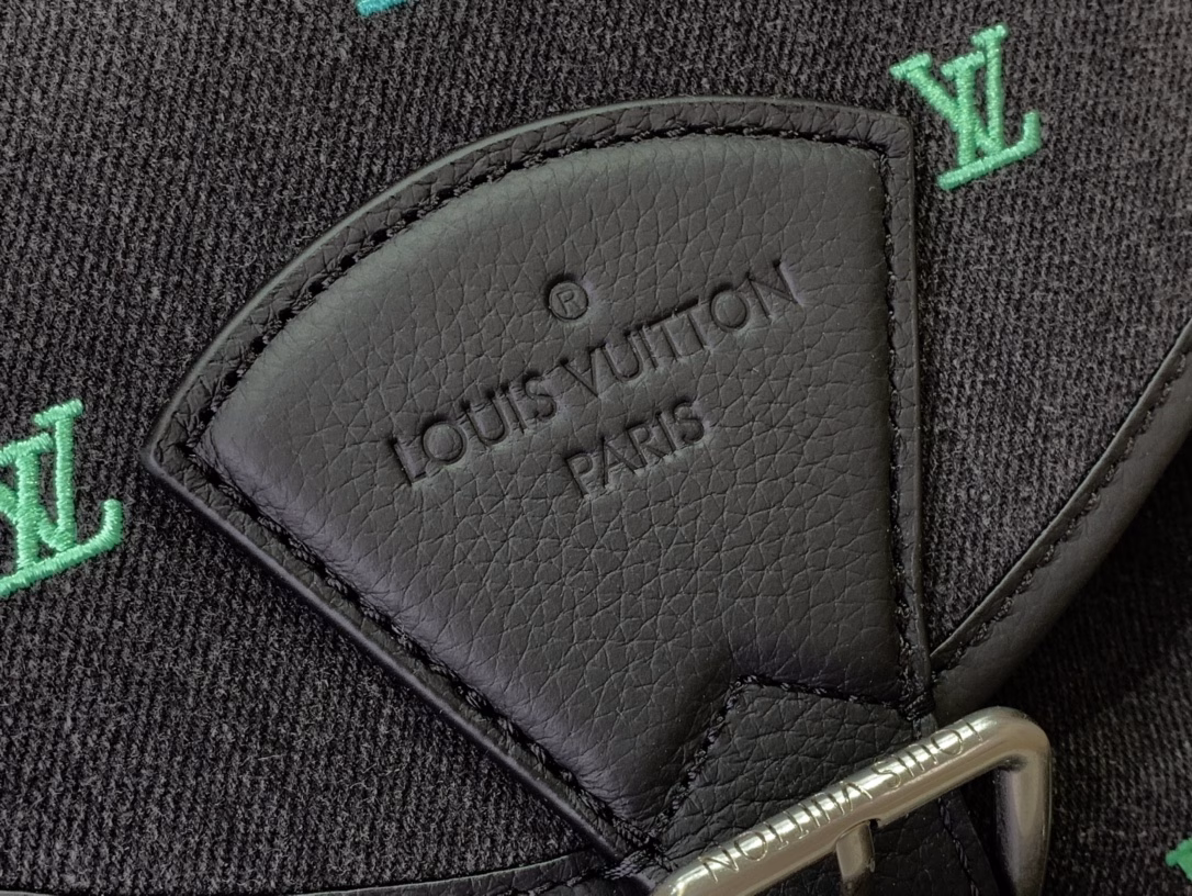 Crafted from washed LV Blason denim, this Montsouris backpack features a deep hue with a gradient LV monogram, showcasing Pharrell Williams' creative approach to translating music into fashion. The zipped front pocket allows for easy access to everyday essentials, while the drawstring closure and magnetic straps provide ample space.