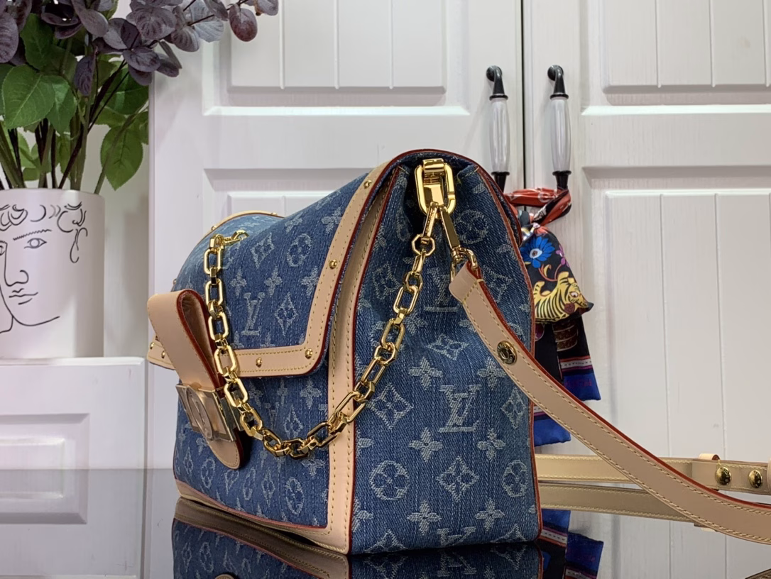 The Dauphine Soft Large Bag reinterprets a classic silhouette in Monogram denim, with the LV initials, a removable chain and adjustable leather shoulder strap for a sophisticated design that complements the calfskin trim. The zipped interior pocket keeps small items secure.