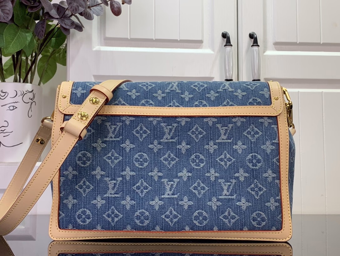 The Dauphine Soft Large Bag reinterprets a classic silhouette in Monogram denim, with the LV initials, a removable chain and adjustable leather shoulder strap for a sophisticated design that complements the calfskin trim. The zipped interior pocket keeps small items secure.
