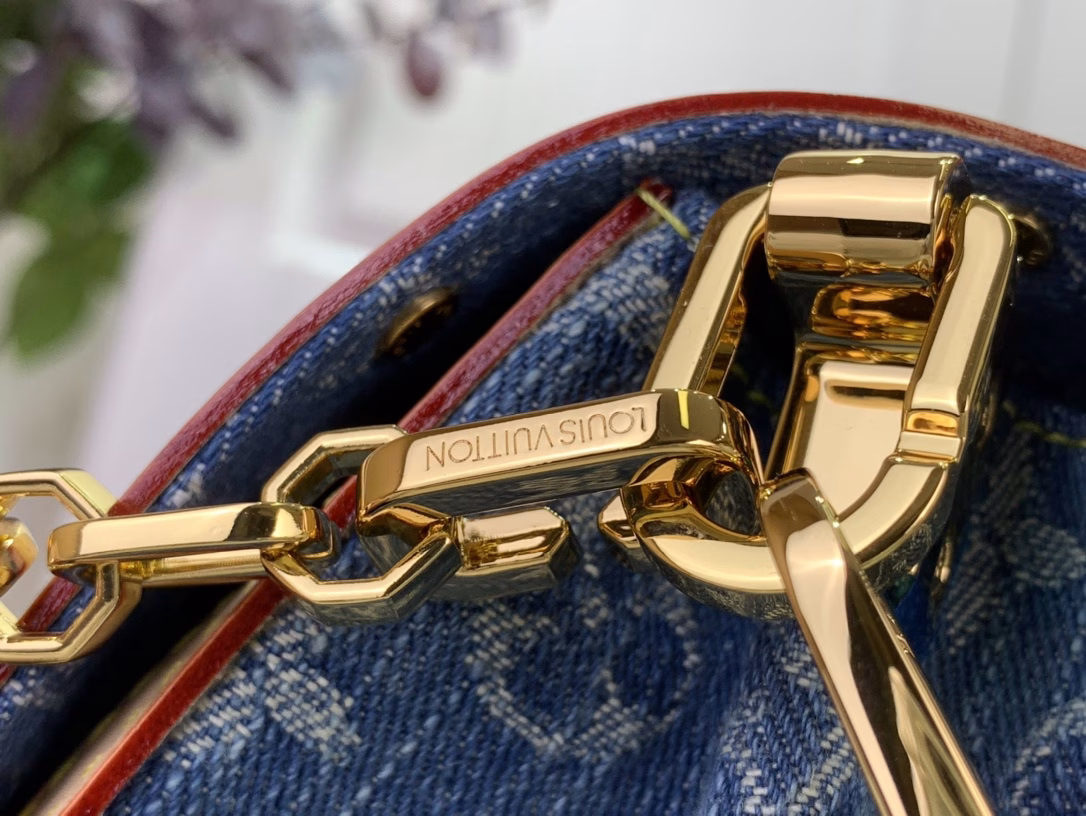 The Dauphine Soft Large Bag reinterprets a classic silhouette in Monogram denim, with the LV initials, a removable chain and adjustable leather shoulder strap for a sophisticated design that complements the calfskin trim. The zipped interior pocket keeps small items secure.