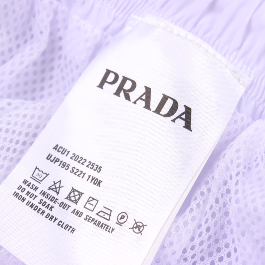 Prada 25ss waist triangle logo beach shortsUsing technical nylon waterproof fabric, thin as a cicada's wing, cool texture, mesh gauze lining, double-layer stitching, metal triangle brand logo nameplate, casual and comfortable, high quality, both colors are recommended