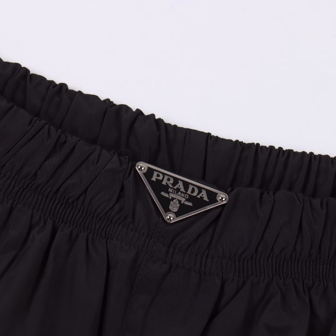 Prada 25ss waist triangle logo beach shortsUsing technical nylon waterproof fabric, thin as a cicada's wing, cool texture, mesh gauze lining, double-layer stitching, metal triangle brand logo nameplate, casual and comfortable, high quality, both colors are recommended