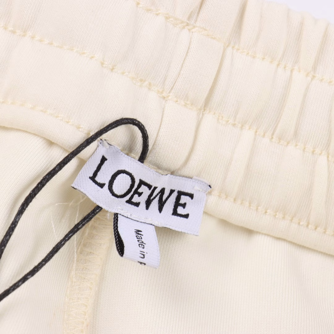 Loewe 25ss ethnic style side color-blocking ribbon jacquard shortsUsing imported 300g space cotton fabric, the double color matching style is novel and unique.The overall design conforms to the aesthetic design of Loewe and uses classic brand elements.Perfectly inheriting the essence and genes of Loewe, the pants are injected with classic brand Logo elements, and high-level craftsmanship design!Made in an old workshop, formed by heavy knitting technology! The lining is made of high-weight Terry cotton material, which is invincible skin-friendly and comfortable!Simple and easy to match, fine workmanship, with embroidered logo, and hemming design on the inside of the pants. The details are very exquisite.Elastic drawstring waist design, the cut is slightly loose, highlighting the casual and lazy tone! The upper body feels very fashionable