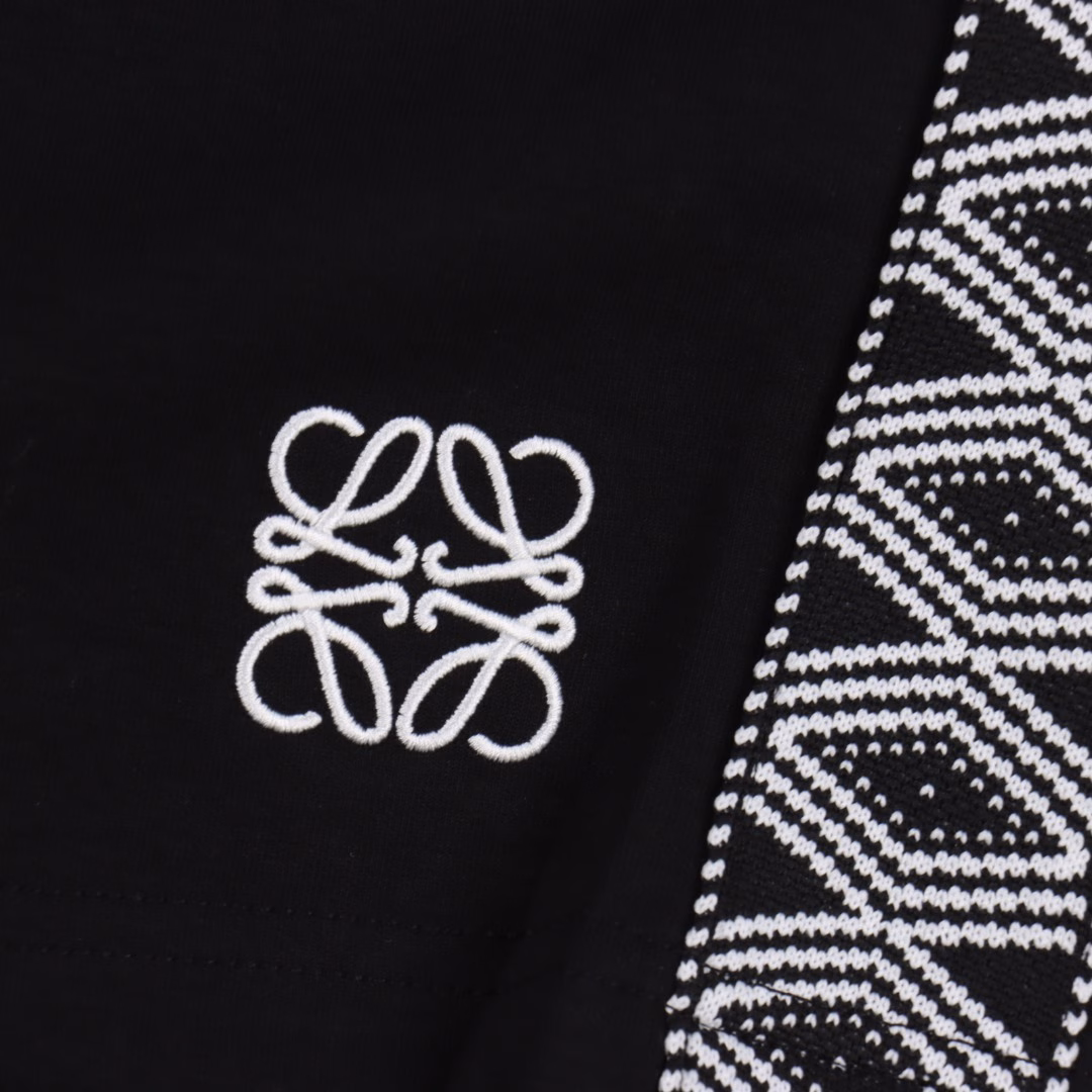 Loewe 25ss ethnic style side color-blocking ribbon jacquard shortsUsing imported 300g space cotton fabric, the double color matching style is novel and unique.The overall design conforms to the aesthetic design of Loewe and uses classic brand elements.Perfectly inheriting the essence and genes of Loewe, the pants are injected with classic brand Logo elements, and high-level craftsmanship design!Made in an old workshop, formed by heavy knitting technology! The lining is made of high-weight Terry cotton material, which is invincible skin-friendly and comfortable!Simple and easy to match, fine workmanship, with embroidered logo, and hemming design on the inside of the pants. The details are very exquisite.Elastic drawstring waist design, the cut is slightly loose, highlighting the casual and lazy tone! The upper body feels very fashionable