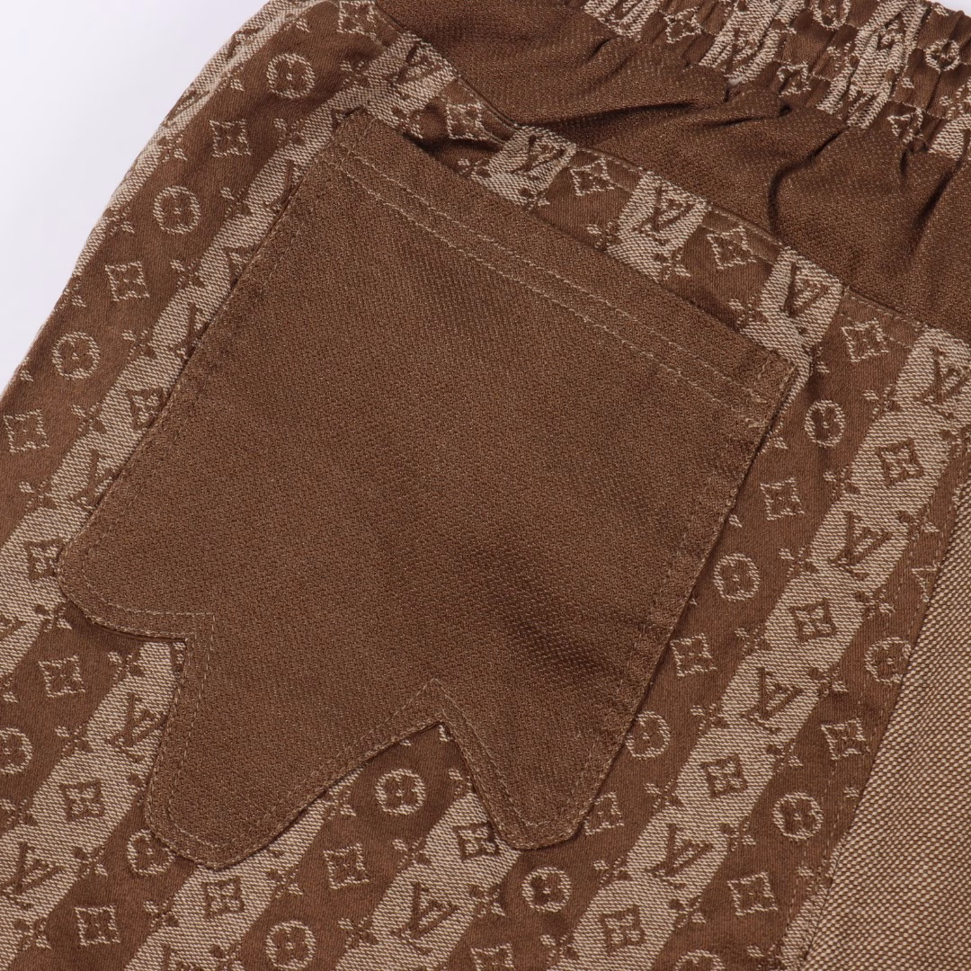 Louis Vuitton Full Print Panel ShortsMONOGRAM deconstructs denim workwear design with dynamic sports cuts. The zipper can tighten the hood to the high neckline, with front slant patch pockets and elastic hem. Monogram silicone embossing on the shoulder, pockets and sleeves conveys the brand's interest. All the celebrities and influencers are vying to wear this style! It can be called the hottest style of the year