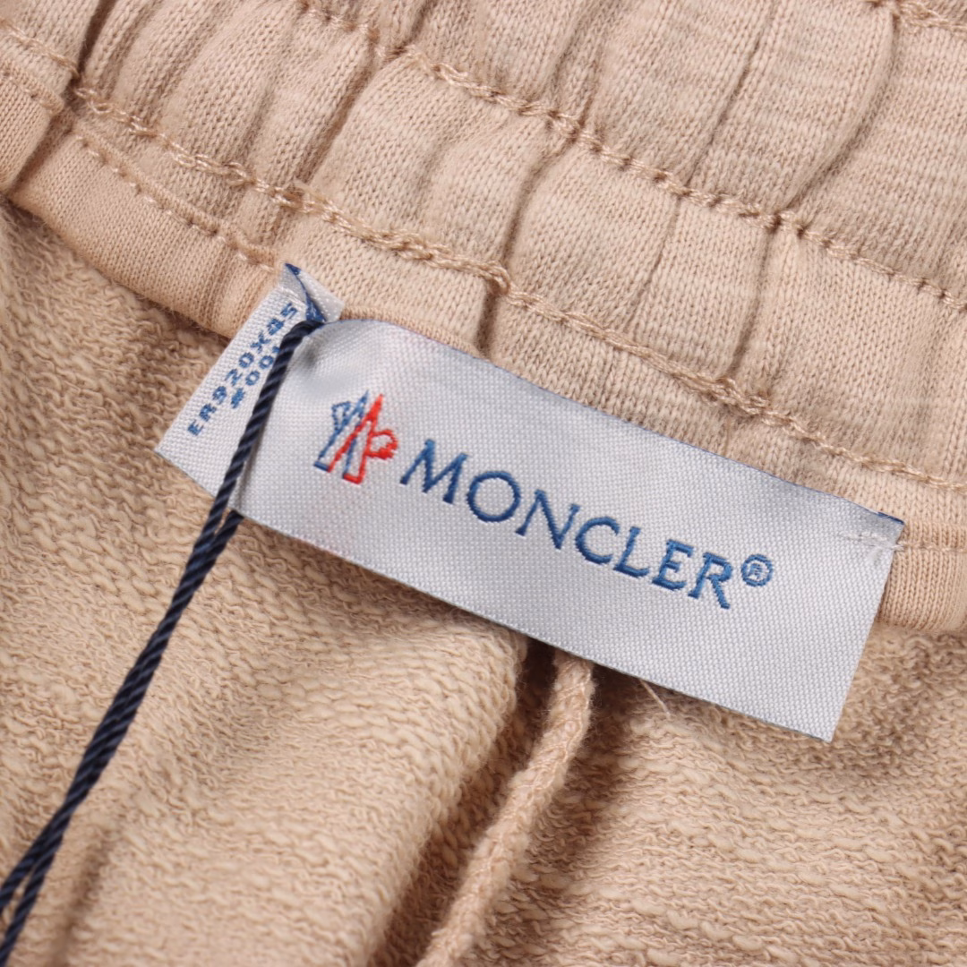 Monogram four-color white-edged logo shortsFashionable tailoring design, both individual and simple, neat and tight lining, soft and delicate touch, comfortable and breathable, contrasting stitching, eye-catching and fashionable, classic metal Milano base triangle logo, the best choice, even better with the same style polo.