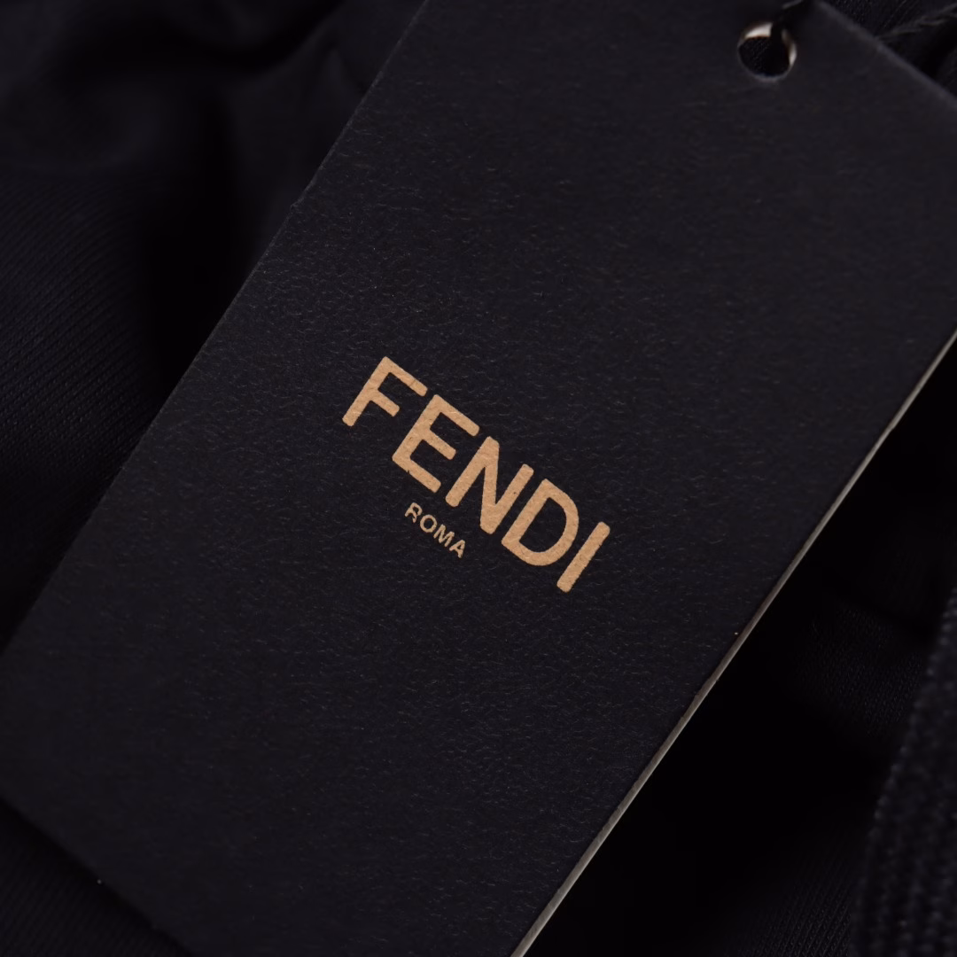 Fendi Double F hem full print patchwork shortsFashionable tailoring design with personality, simple but not simplistic, neat and tight lining, soft and delicate touch, comfortable and breathable, contrasting stitching, eye-catching and fashionable, classic metal Milano base triangle logo, the best choice, better with the same style polo. Color: black, white