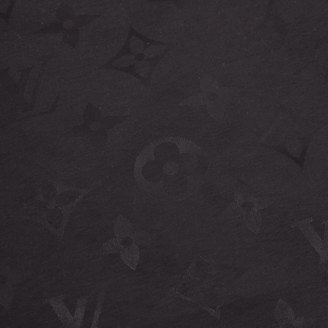 Louis Vuitton Monogram Jacquard Craft Suit ShortsMen's fashionable and casual summer beach suit. The new high-end of the Louis family, the details and quality are always so flawless, and the creative designs are endless. If you don't buy a few Louis pieces this spring and summer, you can't be considered a fashion expert. Monogram's flocking pattern is unparalleled, interpreting Louis's iconic elements, which is really something that everyone loves. High-end polyester fiber fabric, light, breathable, and tough. From the world-class trade-level OEM channel, the quantity is extremely rare and sold out. 