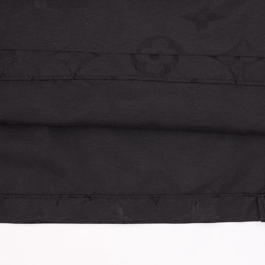 Louis Vuitton Monogram Jacquard Craft Suit ShortsMen's fashionable and casual summer beach suit. The new high-end of the Louis family, the details and quality are always so flawless, and the creative designs are endless. If you don't buy a few Louis pieces this spring and summer, you can't be considered a fashion expert. Monogram's flocking pattern is unparalleled, interpreting Louis's iconic elements, which is really something that everyone loves. High-end polyester fiber fabric, light, breathable, and tough. From the world-class trade-level OEM channel, the quantity is extremely rare and sold out. 