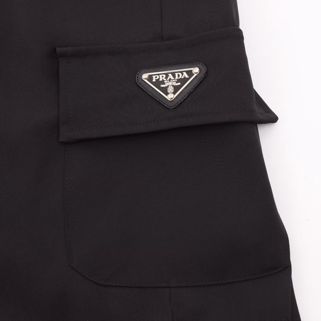 Prada 25ss classic pocket metal shortsElastic waist drawstring design, completely suitable for everyone, with metal logo triangle on the side, original design, great fit.
