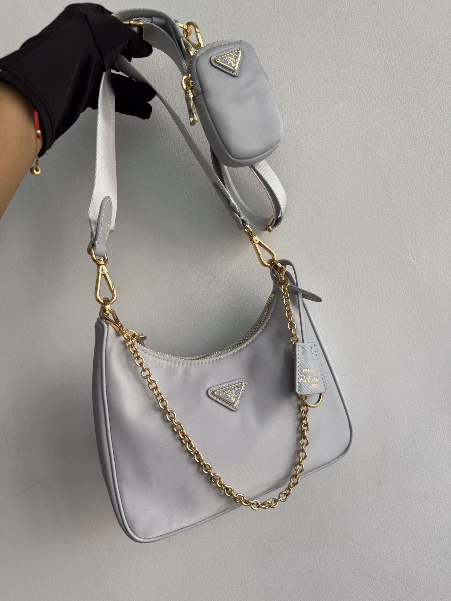 Hobo handbag/underarm bag😘😘Hobo, which is popular in the fashion circle and is popular among Internet celebrities, has a new model! 👏👏The design of this Hobo bag is great👍👍One bag with three uses😘😘Waist bag/crossbody/single shoulder👍👍The handle is replaced with a chain, which makes the underarm bag more sexy, and it is also equipped with a long shoulder strap. What I love most is that there is a small pendant (small bag) hanging on the shoulder strap, which can also be hung on other bags and trousers as accessories 🙊🙊It can be matched with various clothes at ordinary times😘😘Babies, hurry up and get it