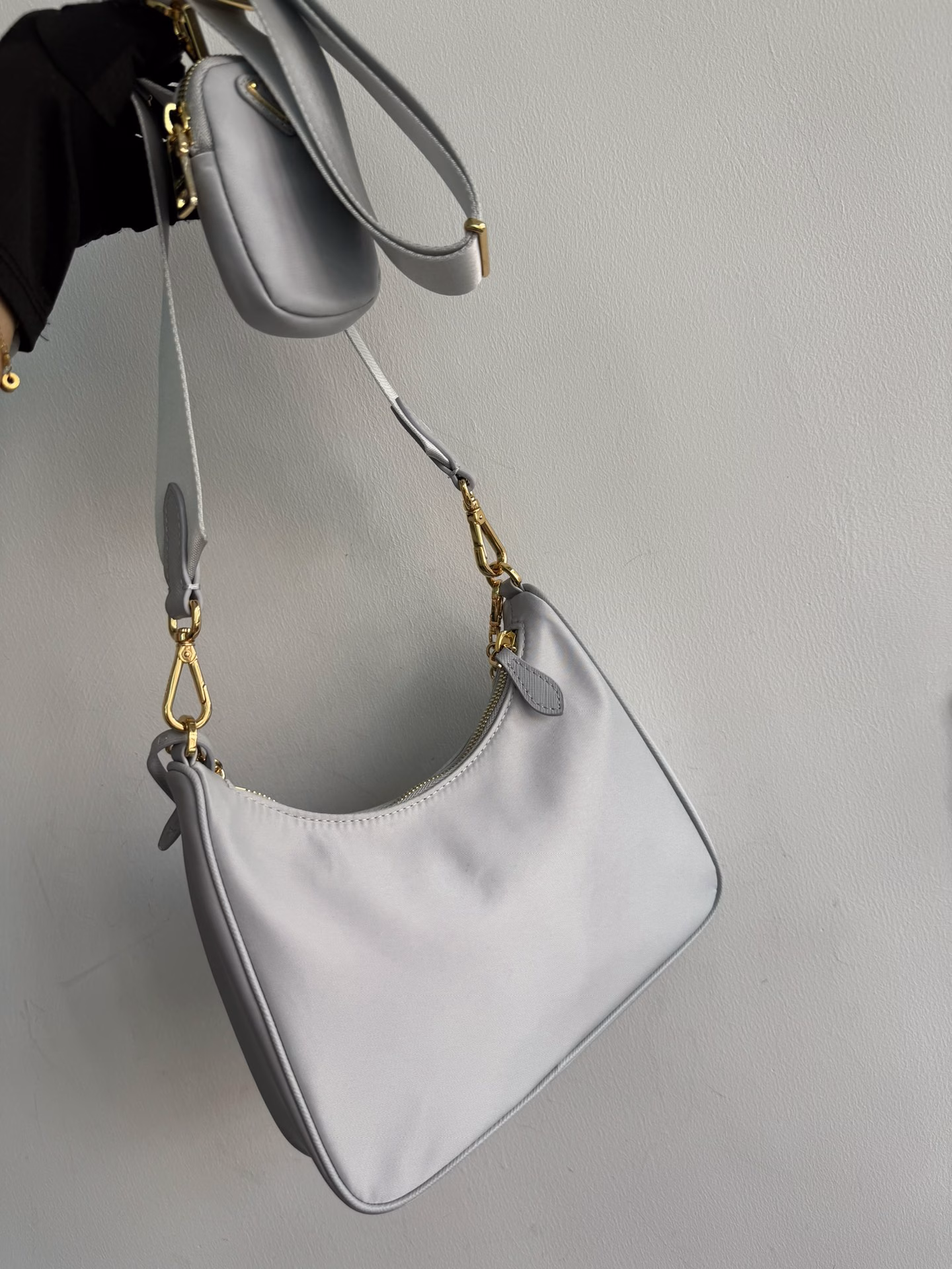 Hobo handbag/underarm bag😘😘Hobo, which is popular in the fashion circle and is popular among Internet celebrities, has a new model! 👏👏The design of this Hobo bag is great👍👍One bag with three uses😘😘Waist bag/crossbody/single shoulder👍👍The handle is replaced with a chain, which makes the underarm bag more sexy, and it is also equipped with a long shoulder strap. What I love most is that there is a small pendant (small bag) hanging on the shoulder strap, which can also be hung on other bags and trousers as accessories 🙊🙊It can be matched with various clothes at ordinary times😘😘Babies, hurry up and get it