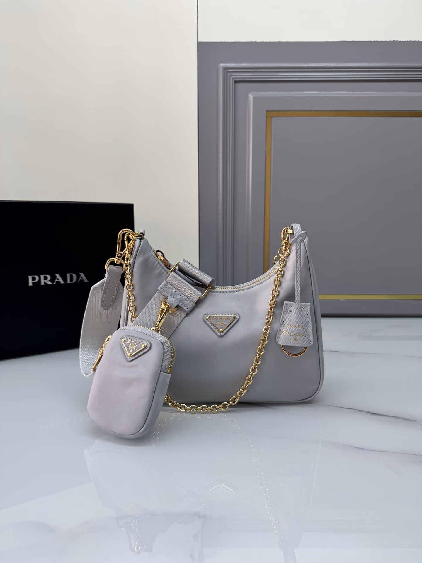 Hobo handbag/underarm bag😘😘Hobo, which is popular in the fashion circle and is popular among Internet celebrities, has a new model! 👏👏The design of this Hobo bag is great👍👍One bag with three uses😘😘Waist bag/crossbody/single shoulder👍👍The handle is replaced with a chain, which makes the underarm bag more sexy, and it is also equipped with a long shoulder strap. What I love most is that there is a small pendant (small bag) hanging on the shoulder strap, which can also be hung on other bags and trousers as accessories 🙊🙊It can be matched with various clothes at ordinary times😘😘Babies, hurry up and get it