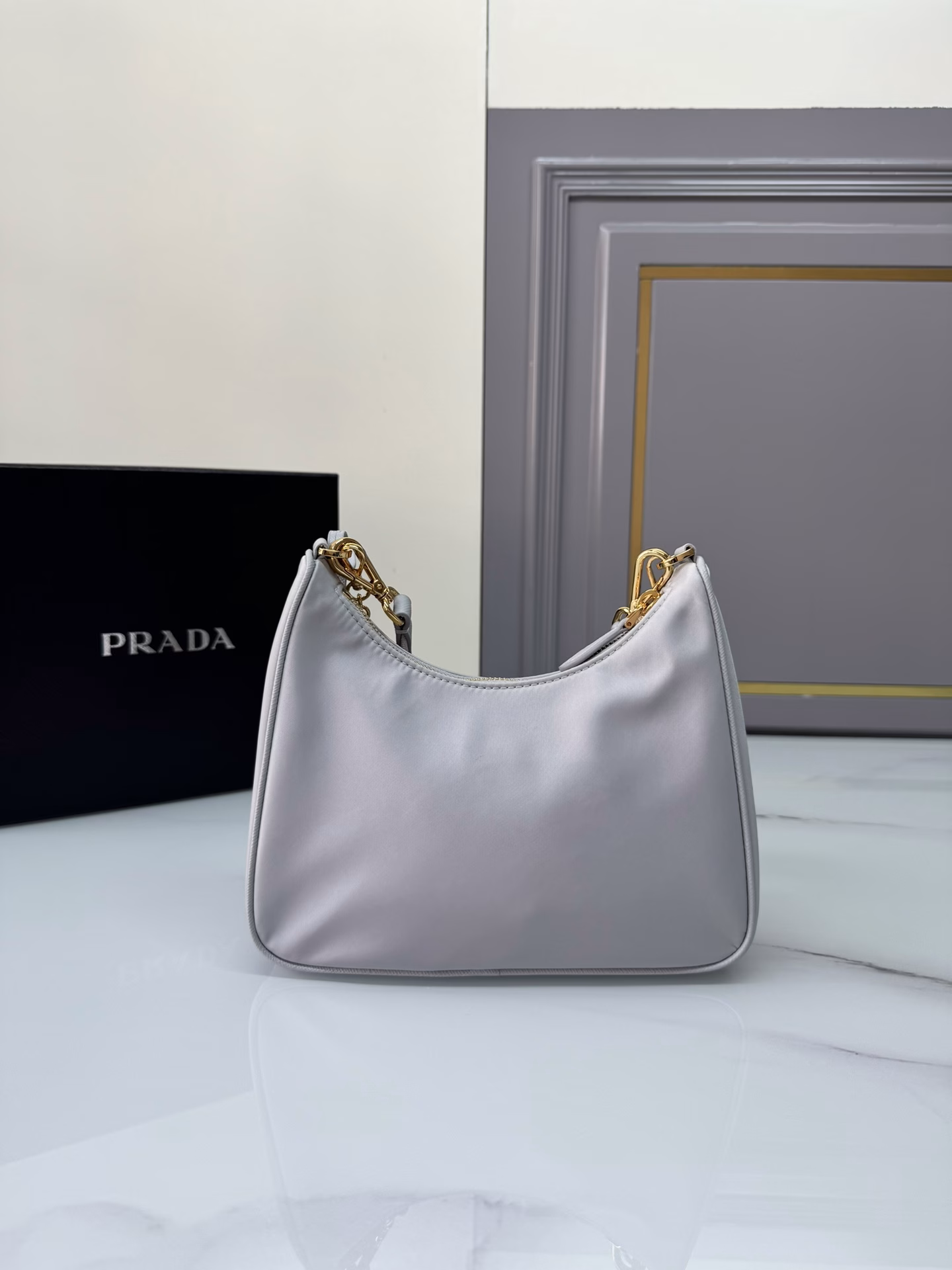 Hobo handbag/underarm bag😘😘Hobo, which is popular in the fashion circle and is popular among Internet celebrities, has a new model! 👏👏The design of this Hobo bag is great👍👍One bag with three uses😘😘Waist bag/crossbody/single shoulder👍👍The handle is replaced with a chain, which makes the underarm bag more sexy, and it is also equipped with a long shoulder strap. What I love most is that there is a small pendant (small bag) hanging on the shoulder strap, which can also be hung on other bags and trousers as accessories 🙊🙊It can be matched with various clothes at ordinary times😘😘Babies, hurry up and get it