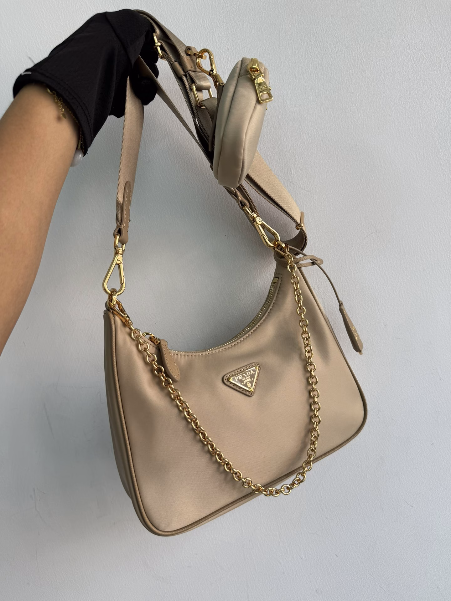 Hobo handbag/underarm bag😘😘Hobo, which is popular in the fashion circle and is popular among Internet celebrities, has a new model! 👏👏The design of this Hobo bag is great👍👍One bag with three uses😘😘Waist bag/crossbody/single shoulder👍👍The handle is replaced with a chain, which makes the underarm bag more sexy, and it is also equipped with a long shoulder strap. What I love most is that there is a small pendant (small bag) hanging on the shoulder strap, which can also be hung on other bags and trousers as accessories 🙊🙊It can be matched with various clothes at ordinary times😘😘Babies, hurry up and get it