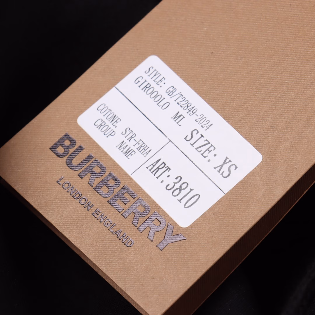 Burberry classic plaid patchwork logo pocket shortsThe latest casual shorts of 2025, high-quality cow belly custom fabric, plaid stitching on both sides!The style is simple yet classy. The three labels are complete, breathable and comfortable, the details are impeccable, and the brand element design concept reflects high quality.It feels delicate and soft! It presents a casual cut. The upper body version is super good. It is the same style for men and women. Everyone must buy it!