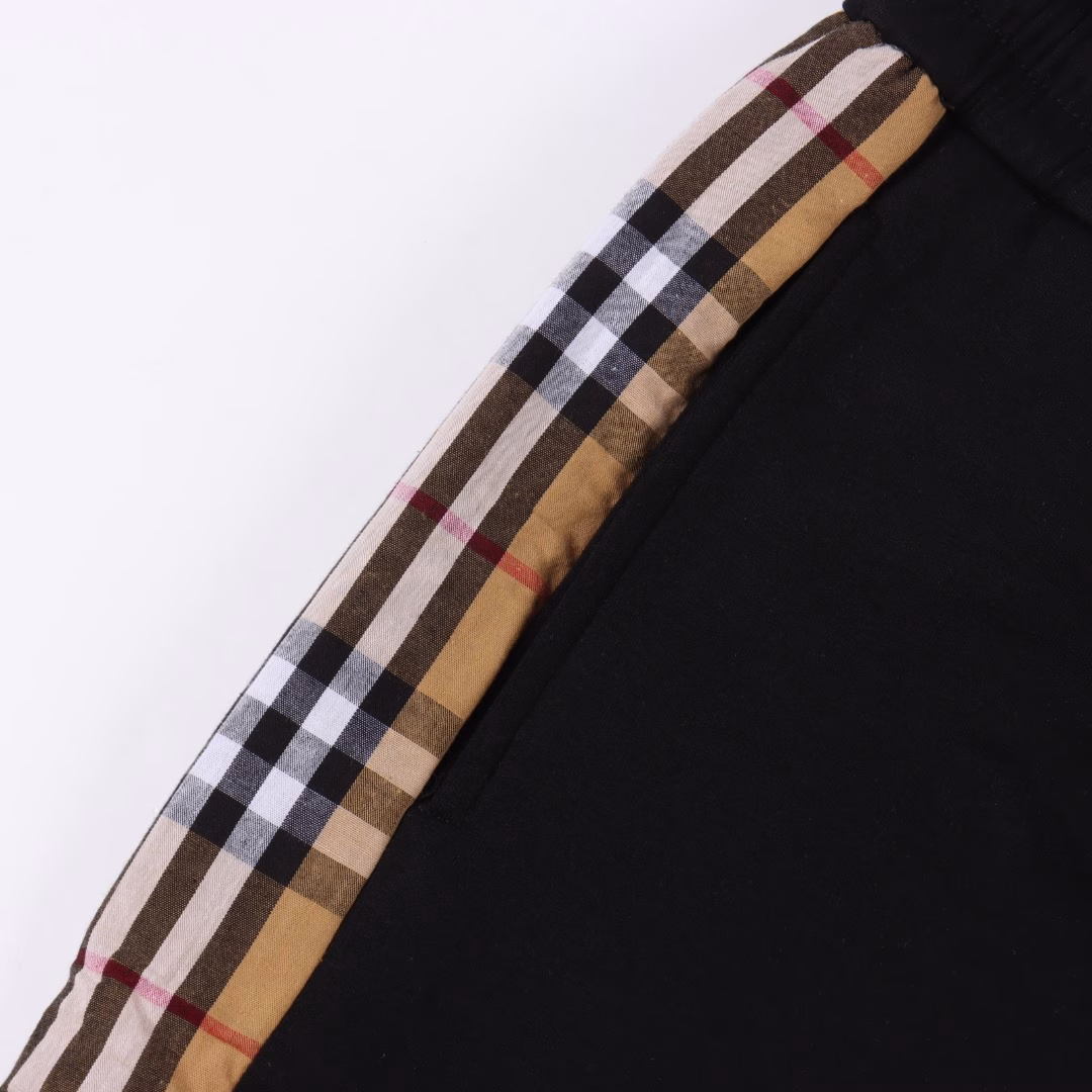 Burberry classic plaid patchwork logo pocket shortsThe latest casual shorts of 2025, high-quality cow belly custom fabric, plaid stitching on both sides!The style is simple yet classy. The three labels are complete, breathable and comfortable, the details are impeccable, and the brand element design concept reflects high quality.It feels delicate and soft! It presents a casual cut. The upper body version is super good. It is the same style for men and women. Everyone must buy it!