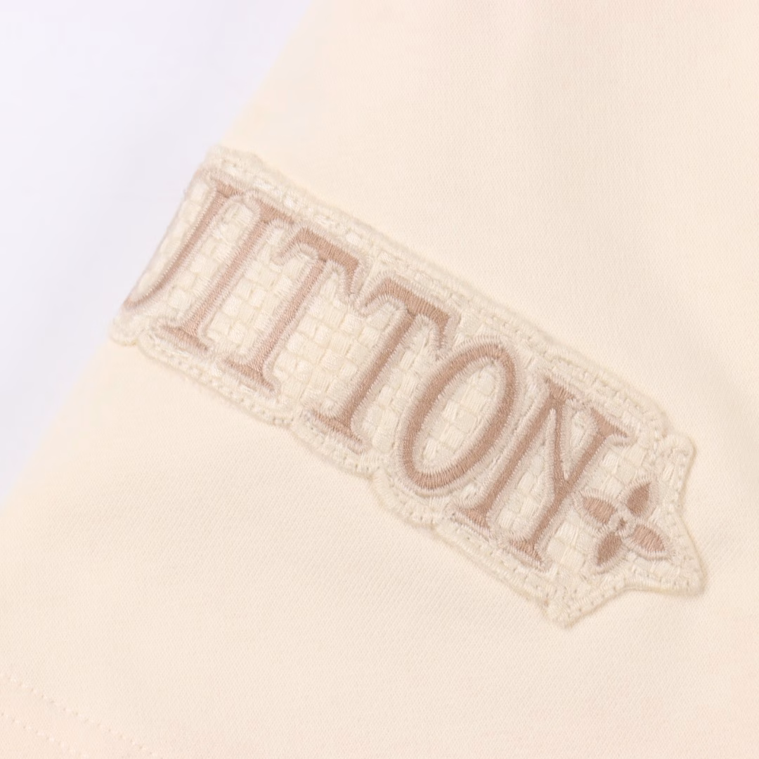 Louis Vuitton patch logo shortsOriginal purchase, fabric is made of 420g cotton fish scale terry fabric, off-white fabric, custom dyed, custom embroidered thick rope. The minimum order quantity of thick rope is 1000 yards, and the dyeing restores the original. The color is consistent and there is no color difference. The rope is embroidered by imported embroidery machine, and the reverse side is hot-stamped. The rope head braid is all hand-combed, which is time-consuming and labor-intensive. Customized accessories, complete three labels, loose version. Unisex style