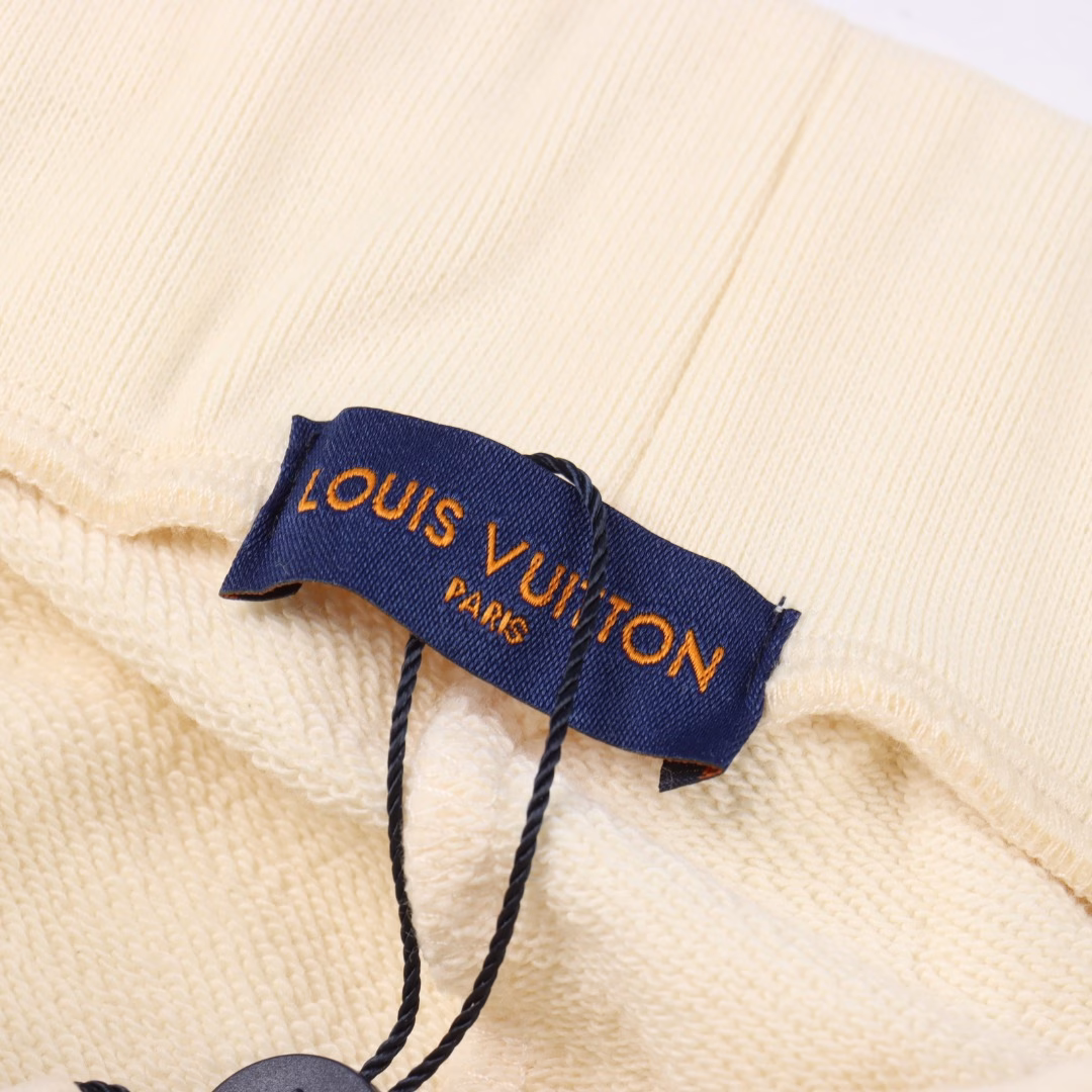 Louis Vuitton patch logo shortsOriginal purchase, fabric is made of 420g cotton fish scale terry fabric, off-white fabric, custom dyed, custom embroidered thick rope. The minimum order quantity of thick rope is 1000 yards, and the dyeing restores the original. The color is consistent and there is no color difference. The rope is embroidered by imported embroidery machine, and the reverse side is hot-stamped. The rope head braid is all hand-combed, which is time-consuming and labor-intensive. Customized accessories, complete three labels, loose version. Unisex style