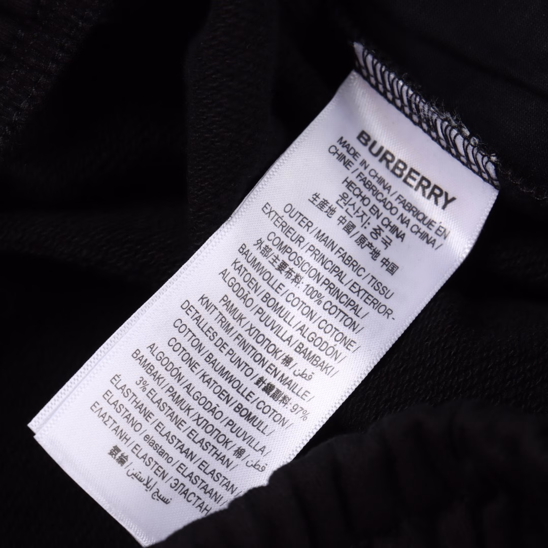 Burberry Back Horse ShortsOriginal purchase, fabric is made of 420g cotton fish scale terry fabric, off-white fabric, custom dyed, custom embroidered thick rope. The minimum order quantity of thick rope is 1000 yards, and the dyeing restores the original. The color is consistent and there is no color difference. The rope is embroidered by imported embroidery machine, and the reverse side is hot-stamped. The rope head braid is all hand-combed, which is time-consuming and labor-intensive. Customized accessories, three complete labels, loose version. Unisex style