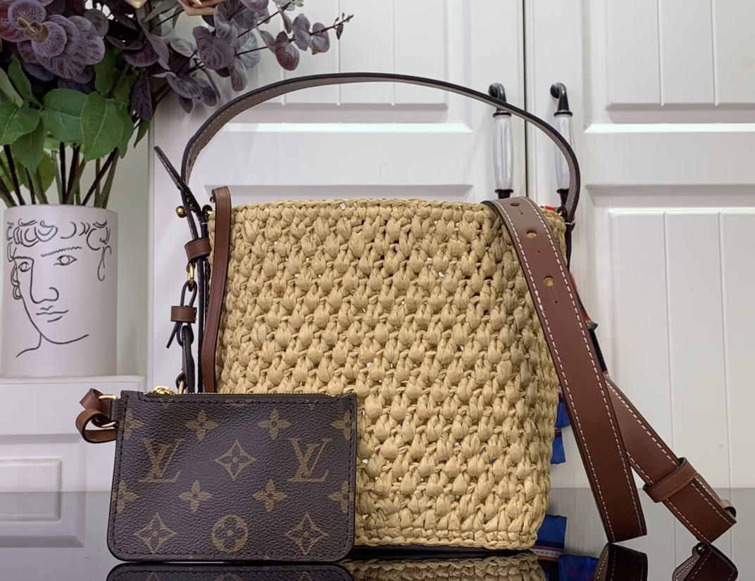 This All In BB bag is a casual holiday-ready creation from the South of France, a testament to the brand's craftsmanship. The raffia body is combined with leather elements such as the iconic brand name, and the shiny padlock is the finishing touch. The lightweight structure makes it a perfect storage choice for beach days and various occasions.
