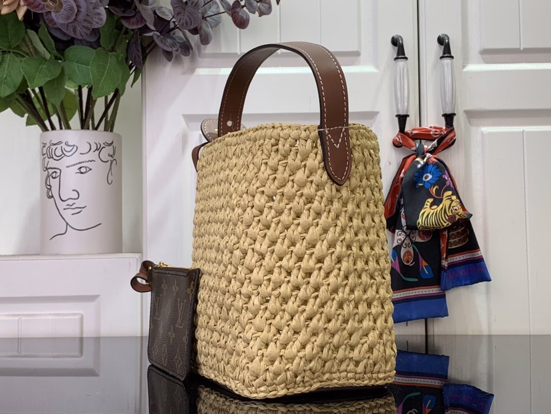 This All In BB bag is a casual holiday-ready creation from the South of France, a testament to the brand's craftsmanship. The raffia body is combined with leather elements such as the iconic brand name, and the shiny padlock is the finishing touch. The lightweight structure makes it a perfect storage choice for beach days and various occasions.