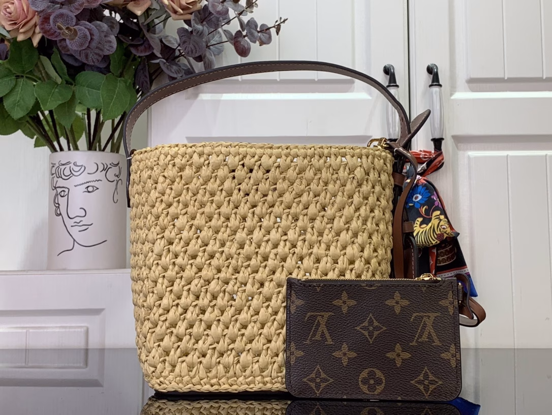 This All In BB bag is a casual holiday-ready creation from the South of France, a testament to the brand's craftsmanship. The raffia body is combined with leather elements such as the iconic brand name, and the shiny padlock is the finishing touch. The lightweight structure makes it a perfect storage choice for beach days and various occasions.