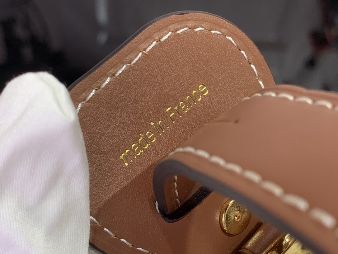 This All In BB bag is a casual holiday-ready creation from the South of France, a testament to the brand's craftsmanship. The raffia body is combined with leather elements such as the iconic brand name, and the shiny padlock is the finishing touch. The lightweight structure makes it a perfect storage choice for beach days and various occasions.