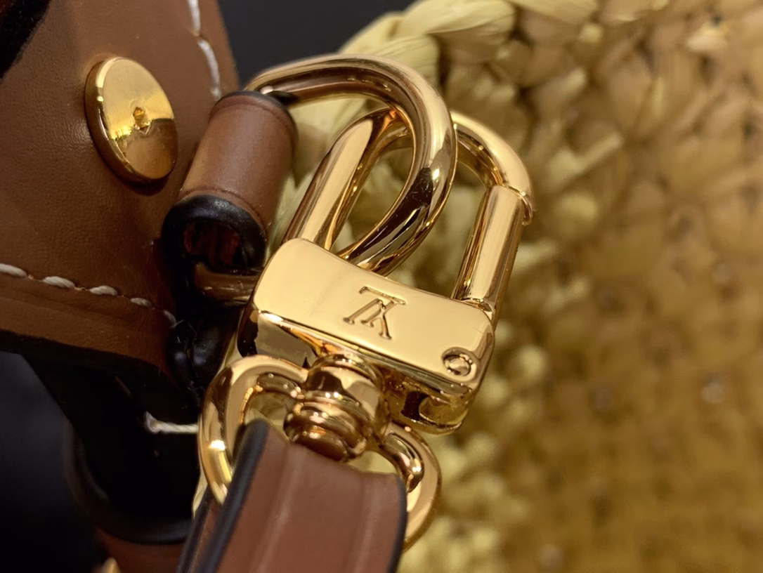 This All In BB bag is a casual holiday-ready creation from the South of France, a testament to the brand's craftsmanship. The raffia body is combined with leather elements such as the iconic brand name, and the shiny padlock is the finishing touch. The lightweight structure makes it a perfect storage choice for beach days and various occasions.
