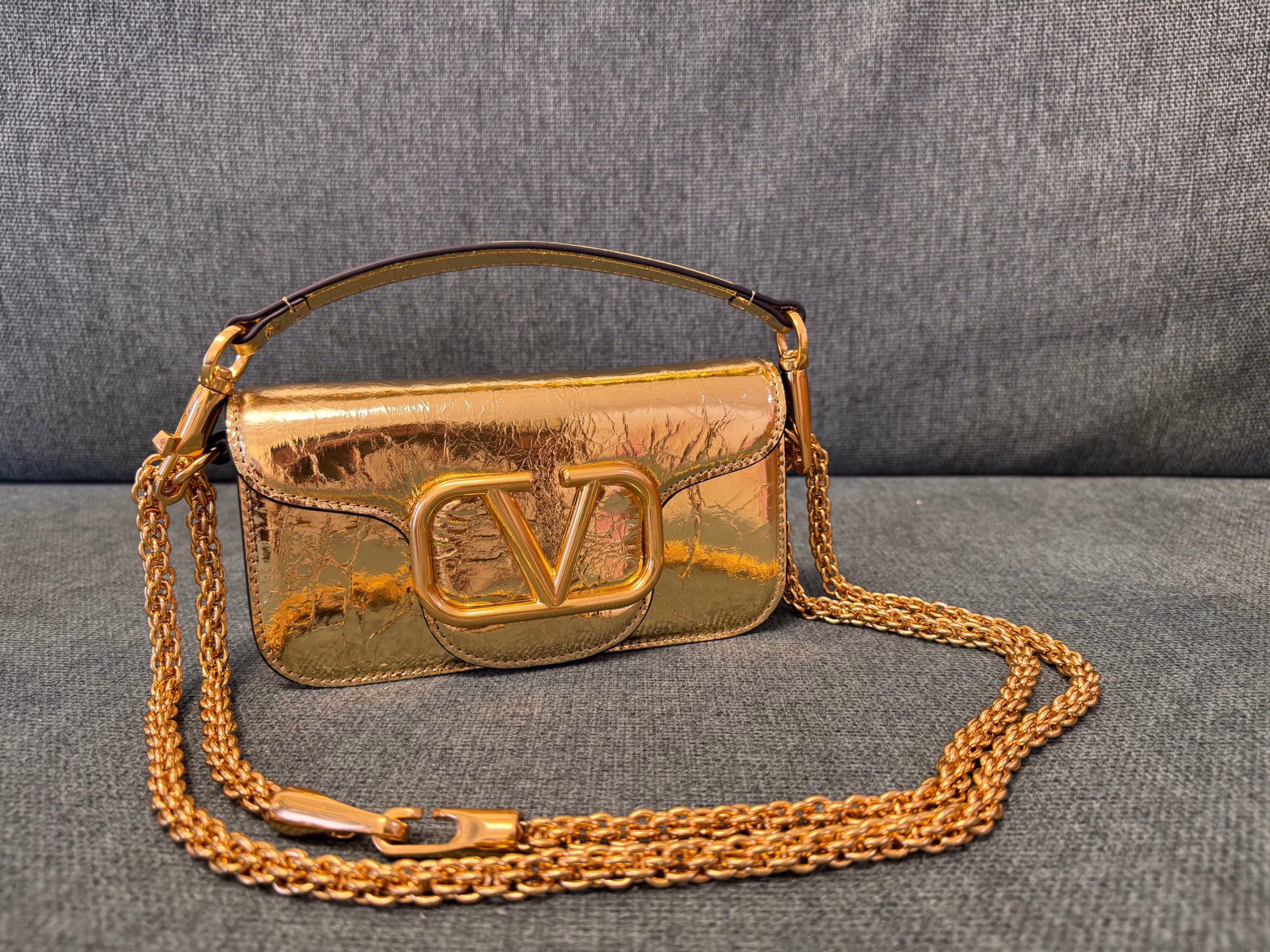 Valentino Garavani MINILOC calfskin handbag, metal VLogo Signature detailsWith detachable handle and detachable sliding chain, can be carried on the shoulder, crossbody or by hand