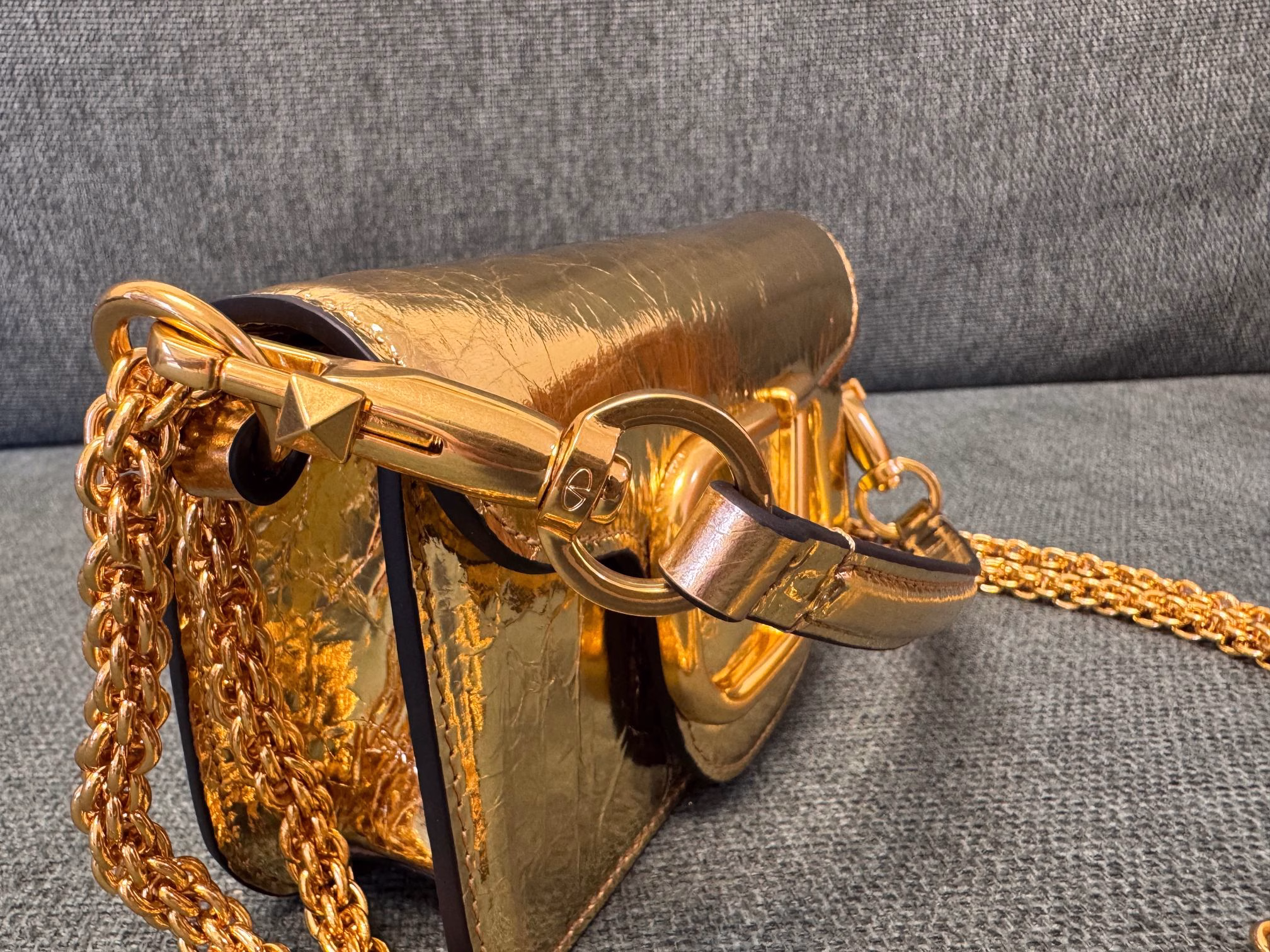 Valentino Garavani MINILOC calfskin handbag, metal VLogo Signature detailsWith detachable handle and detachable sliding chain, can be carried on the shoulder, crossbody or by hand