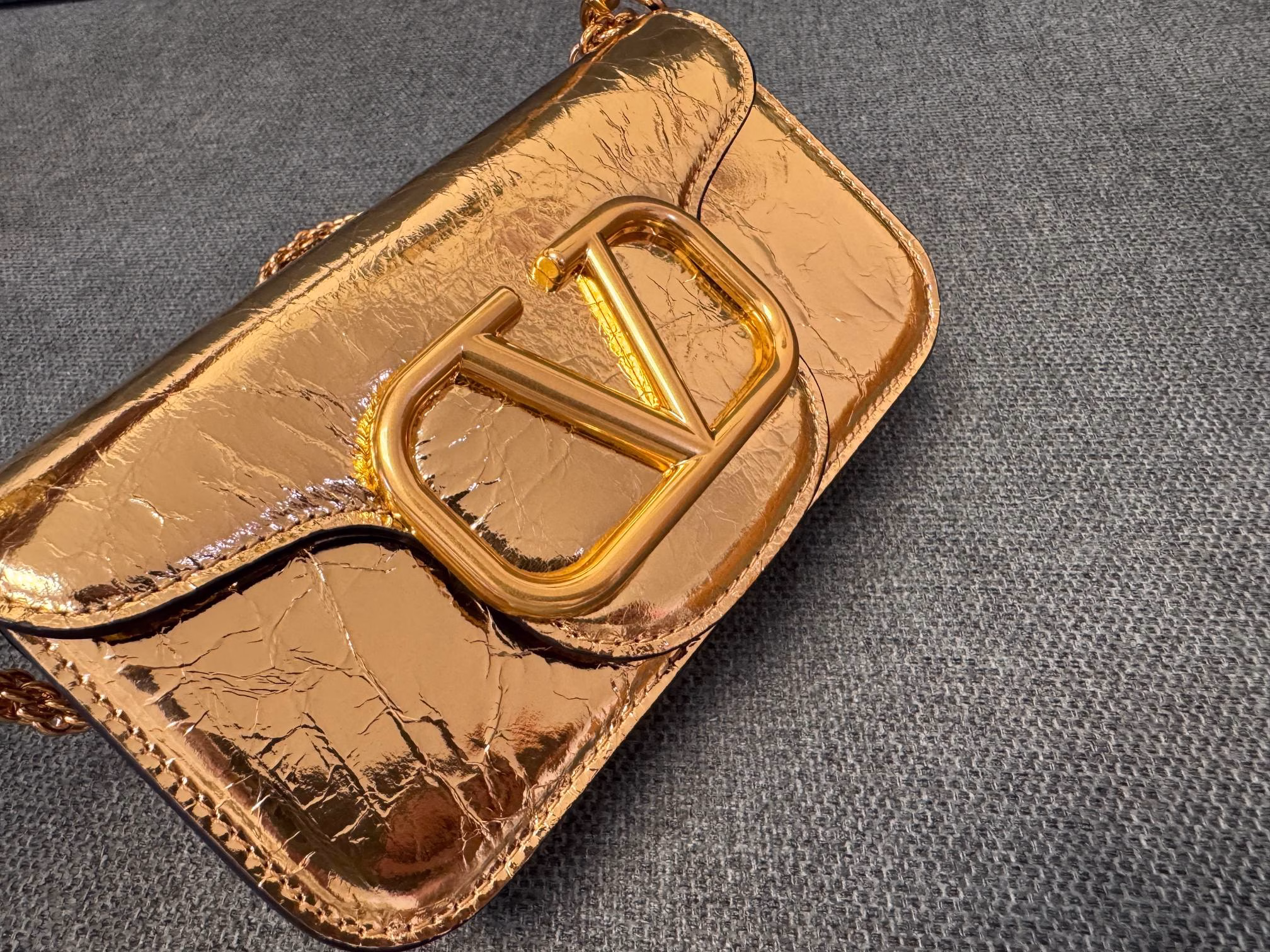 Valentino Garavani MINILOC calfskin handbag, metal VLogo Signature detailsWith detachable handle and detachable sliding chain, can be carried on the shoulder, crossbody or by hand