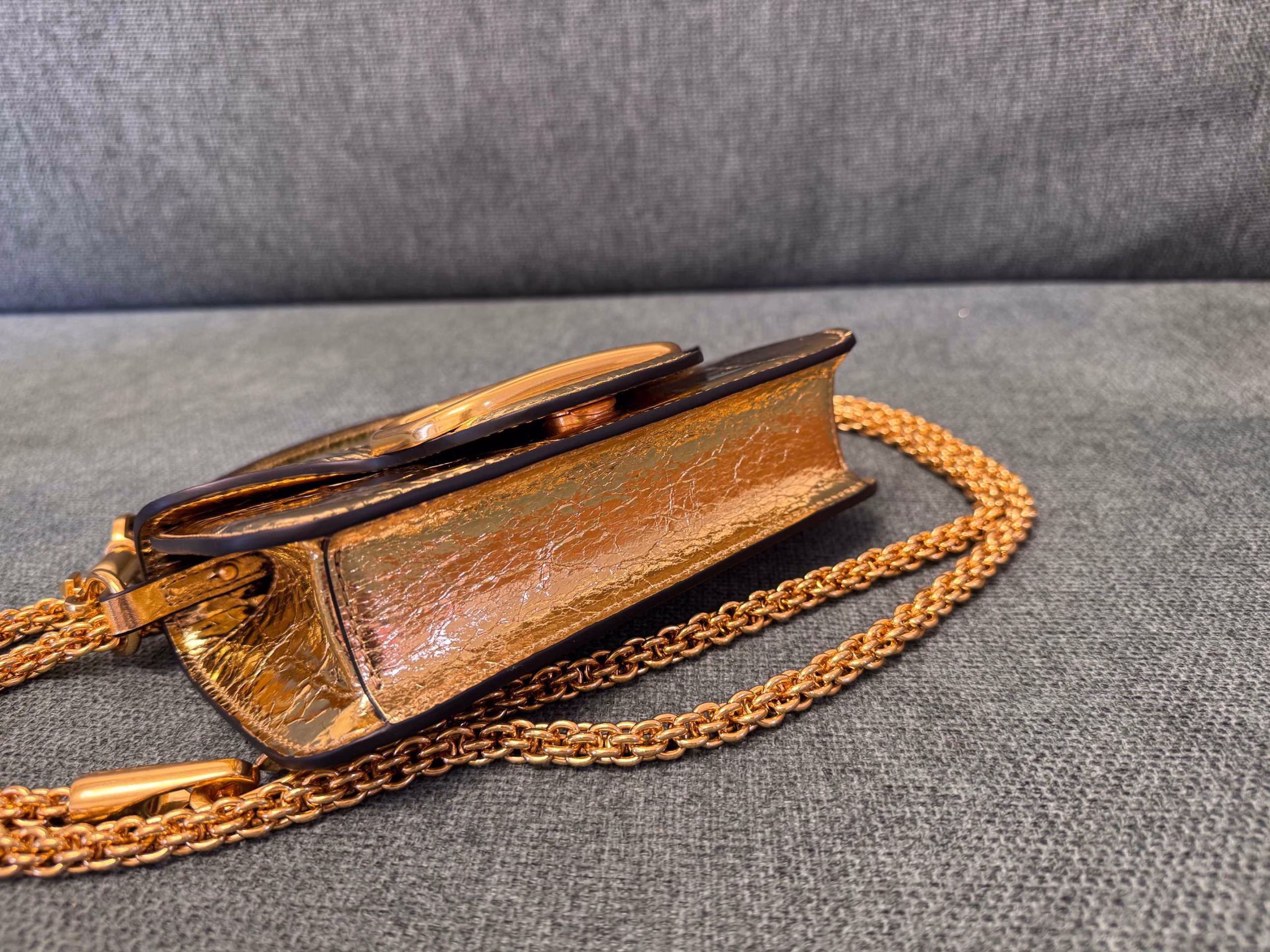 Valentino Garavani MINILOC calfskin handbag, metal VLogo Signature detailsWith detachable handle and detachable sliding chain, can be carried on the shoulder, crossbody or by hand