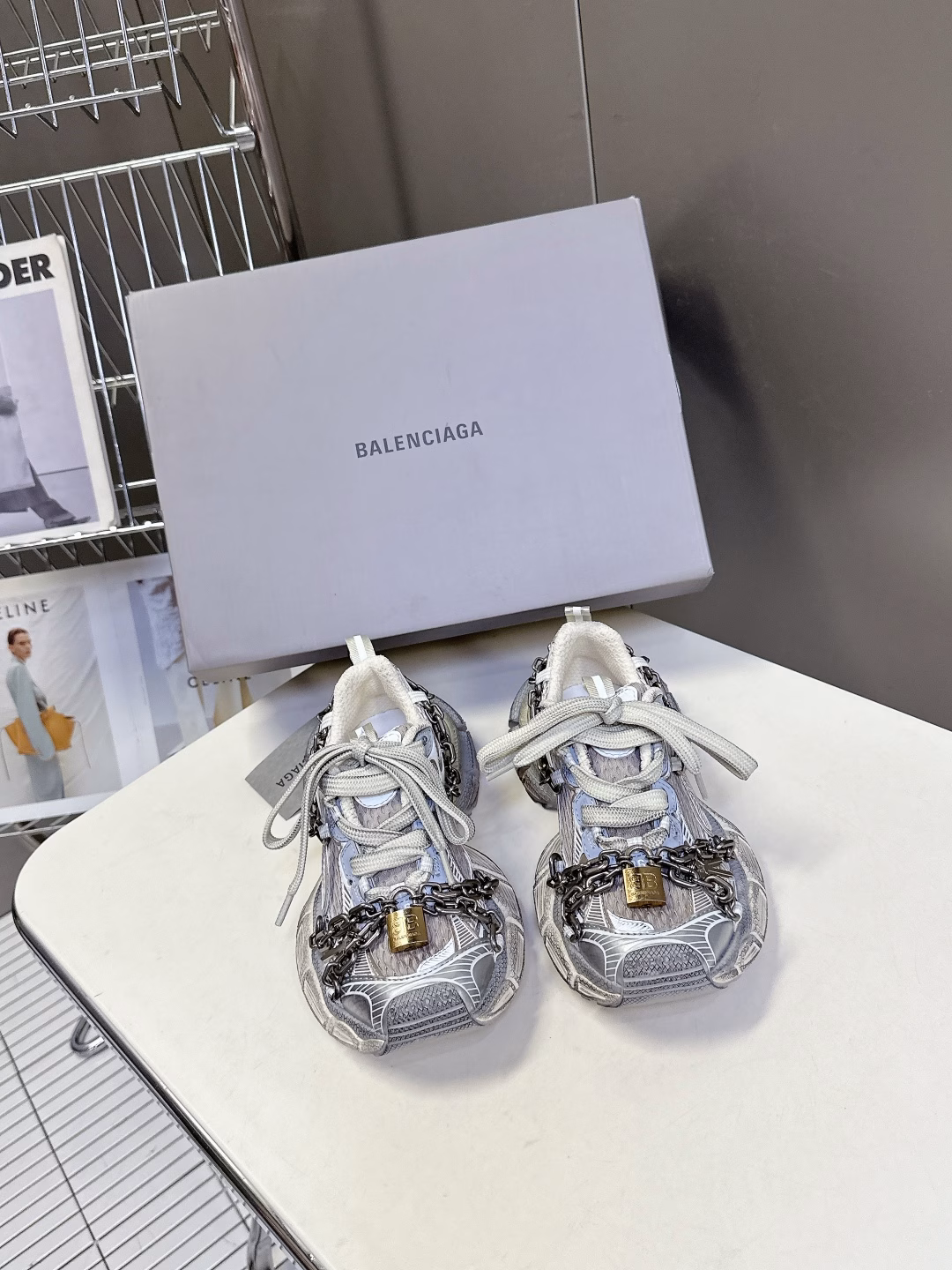 Balenciaga 3XL Sneaker series, couple style, chain, dad shoes, sports shoesOriginal purchase, development and production Balenciaga 3XL Sneaker The overall shoe shape draws on the creative ideas of the Balenciaga Track and Balenciaga Runner. It is equivalent to removing the outer frame of the Track shoe body, while inheriting the streamlined shape of the Runner and the flat toe of the Track. A pair of tied shoelaces are added to the front of the shoe to create a concave shape. Customized hardware