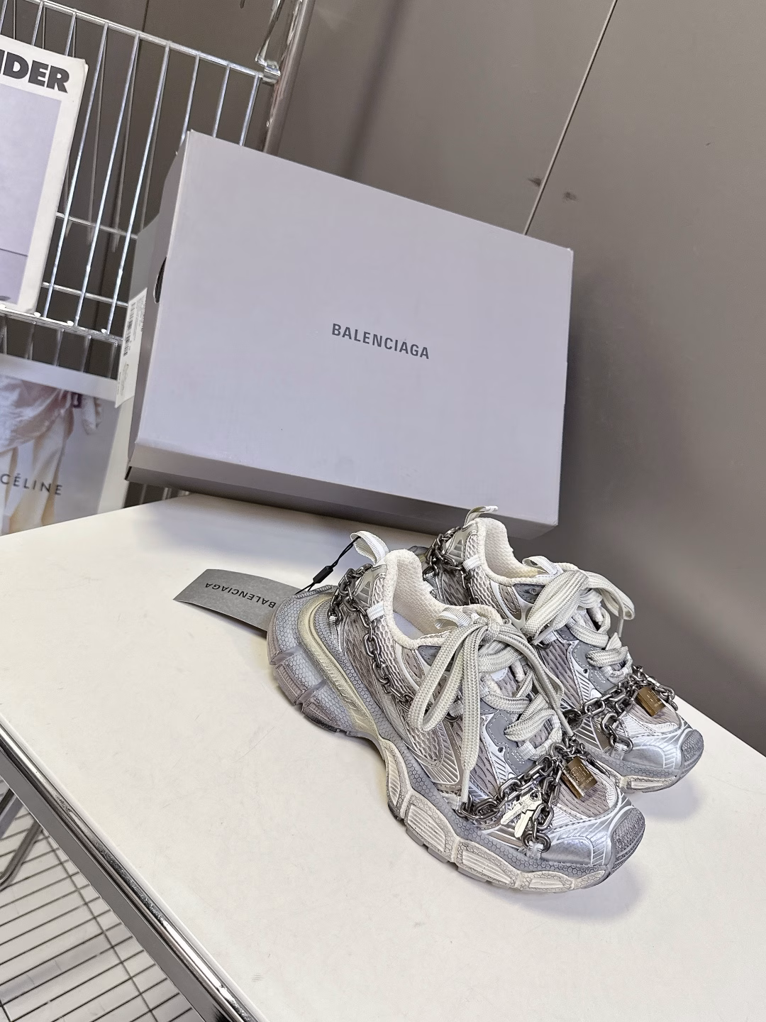 Balenciaga 3XL Sneaker series, couple style, chain, dad shoes, sports shoesOriginal purchase, development and production Balenciaga 3XL Sneaker The overall shoe shape draws on the creative ideas of the Balenciaga Track and Balenciaga Runner. It is equivalent to removing the outer frame of the Track shoe body, while inheriting the streamlined shape of the Runner and the flat toe of the Track. A pair of tied shoelaces are added to the front of the shoe to create a concave shape. Customized hardware