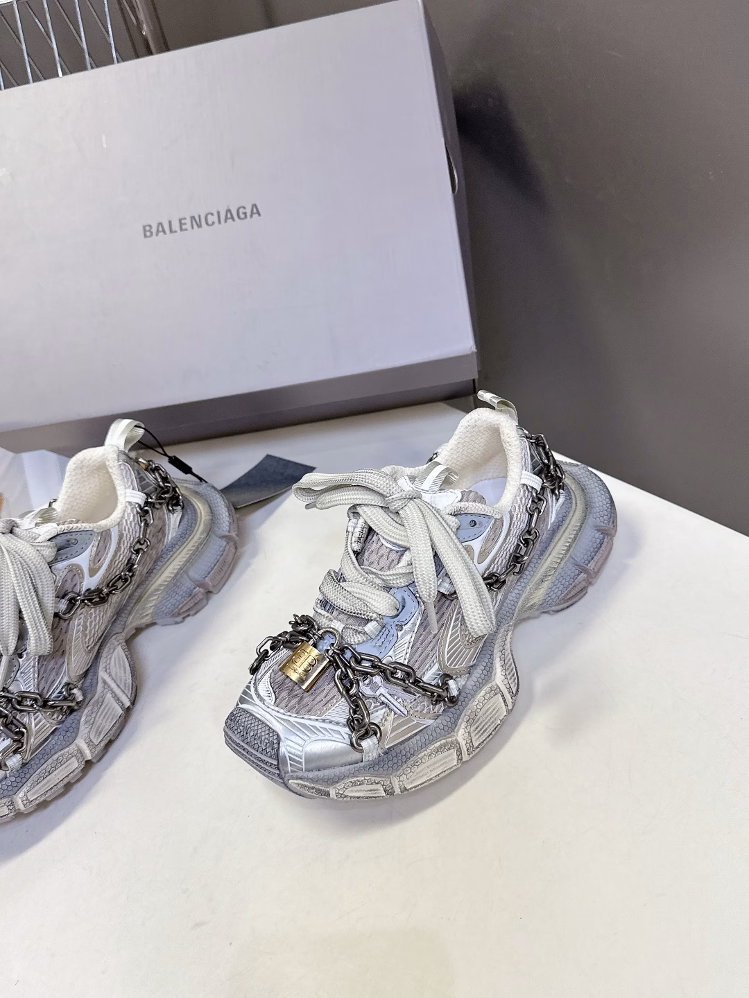 Balenciaga 3XL Sneaker series, couple style, chain, dad shoes, sports shoesOriginal purchase, development and production Balenciaga 3XL Sneaker The overall shoe shape draws on the creative ideas of the Balenciaga Track and Balenciaga Runner. It is equivalent to removing the outer frame of the Track shoe body, while inheriting the streamlined shape of the Runner and the flat toe of the Track. A pair of tied shoelaces are added to the front of the shoe to create a concave shape. Customized hardware