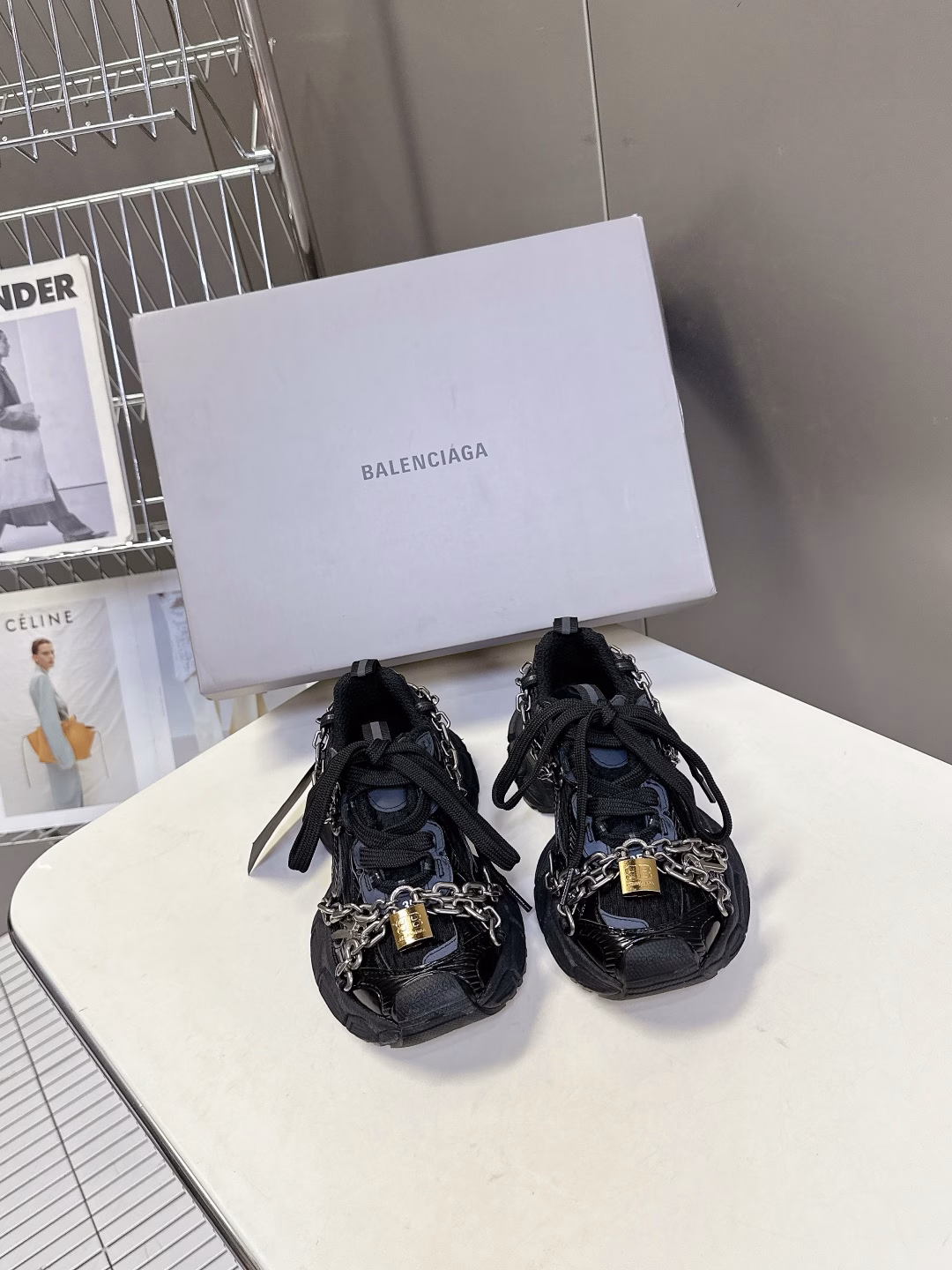 Balenciaga 3XL Sneaker series, couple style, chain, dad shoes, sports shoesOriginal purchase, development and production Balenciaga 3XL Sneaker The overall shoe shape draws on the creative ideas of the Balenciaga Track and Balenciaga Runner. It is equivalent to removing the outer frame of the Track shoe body, while inheriting the streamlined shape of the Runner and the flat toe of the Track. A pair of tied shoelaces are added to the front of the shoe to create a concave shape. Customized hardware