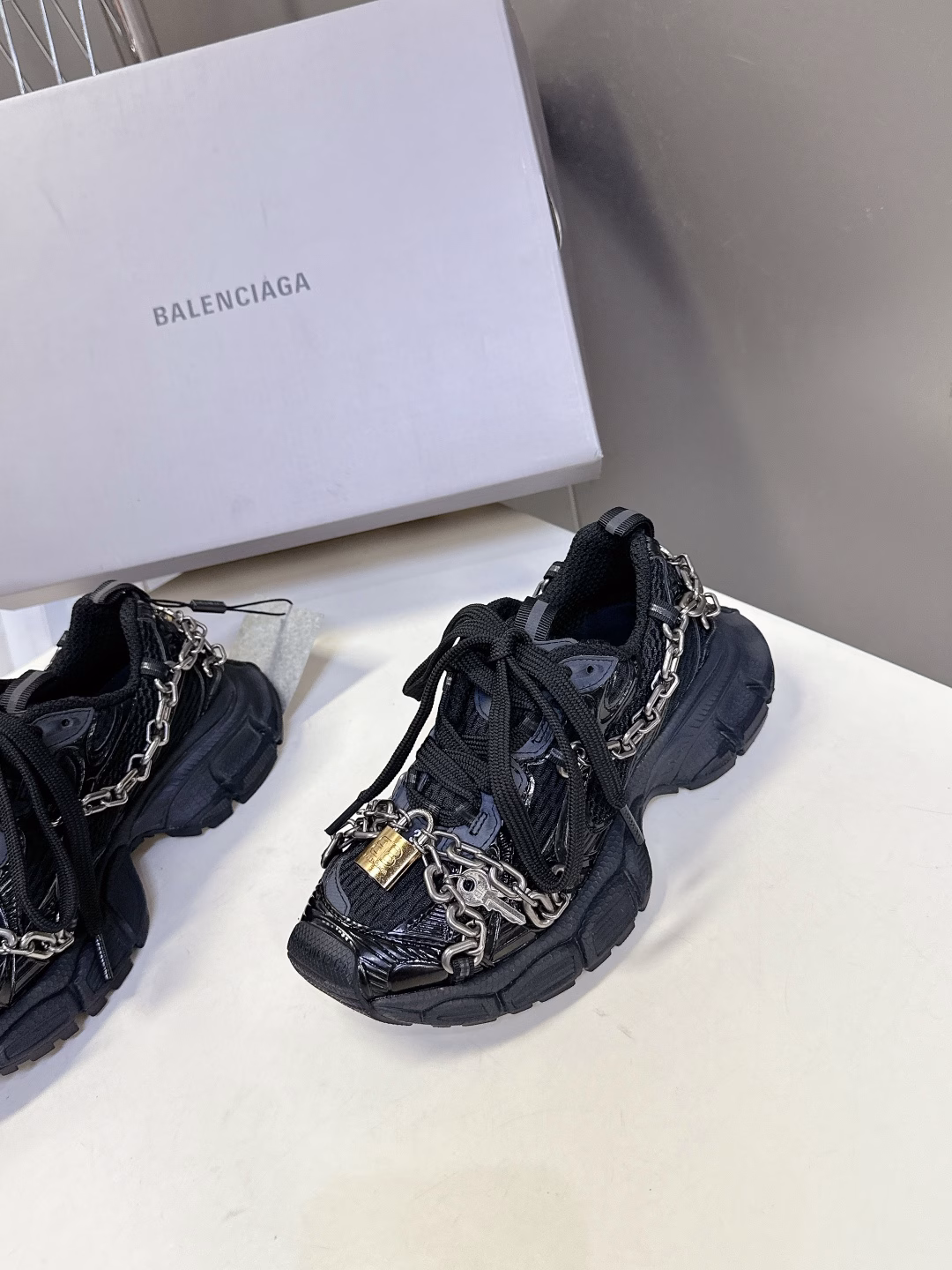 Balenciaga 3XL Sneaker series, couple style, chain, dad shoes, sports shoesOriginal purchase, development and production Balenciaga 3XL Sneaker The overall shoe shape draws on the creative ideas of the Balenciaga Track and Balenciaga Runner. It is equivalent to removing the outer frame of the Track shoe body, while inheriting the streamlined shape of the Runner and the flat toe of the Track. A pair of tied shoelaces are added to the front of the shoe to create a concave shape. Customized hardware