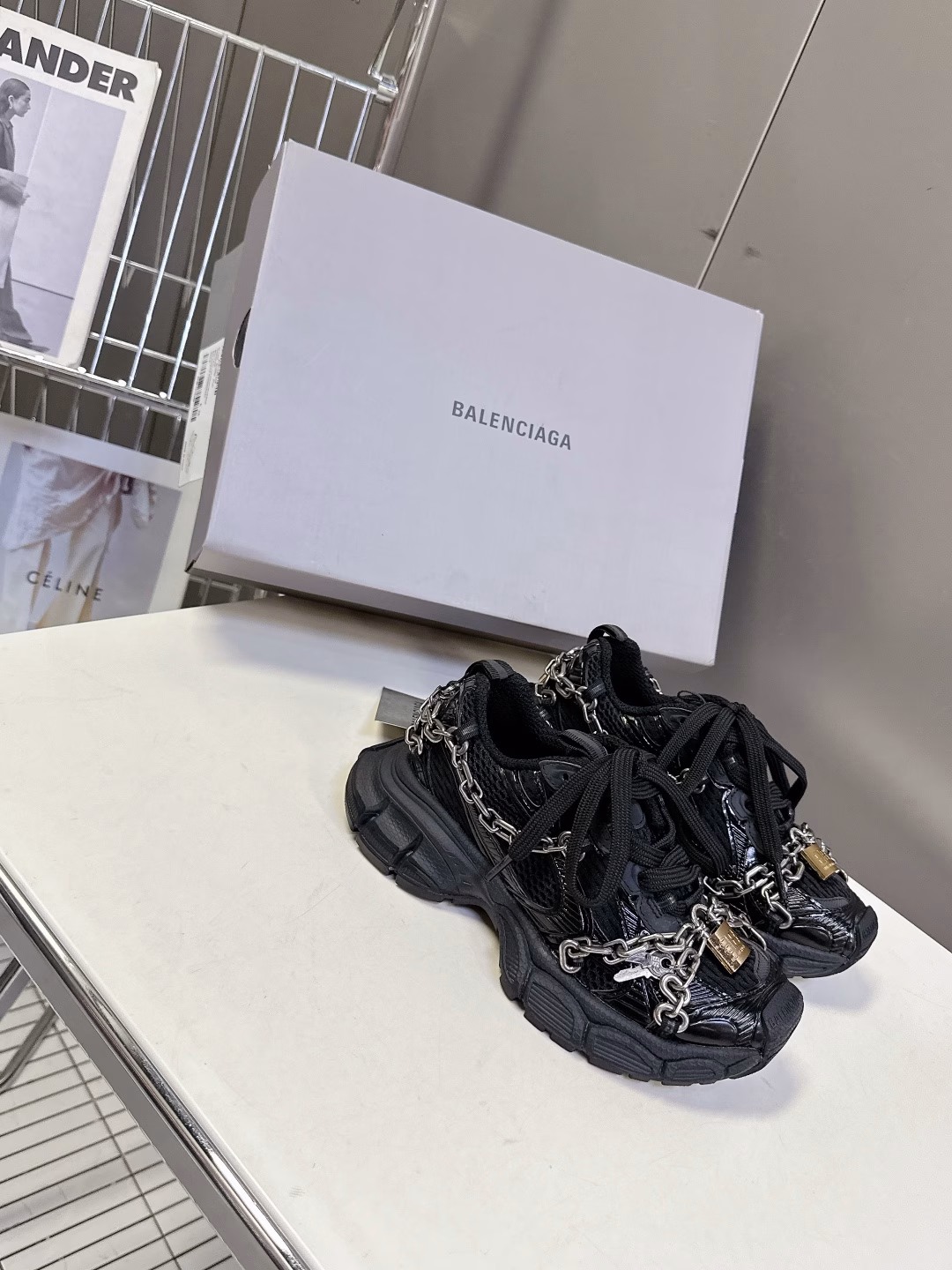 Balenciaga 3XL Sneaker series, couple style, chain, dad shoes, sports shoesOriginal purchase, development and production Balenciaga 3XL Sneaker The overall shoe shape draws on the creative ideas of the Balenciaga Track and Balenciaga Runner. It is equivalent to removing the outer frame of the Track shoe body, while inheriting the streamlined shape of the Runner and the flat toe of the Track. A pair of tied shoelaces are added to the front of the shoe to create a concave shape. Customized hardware