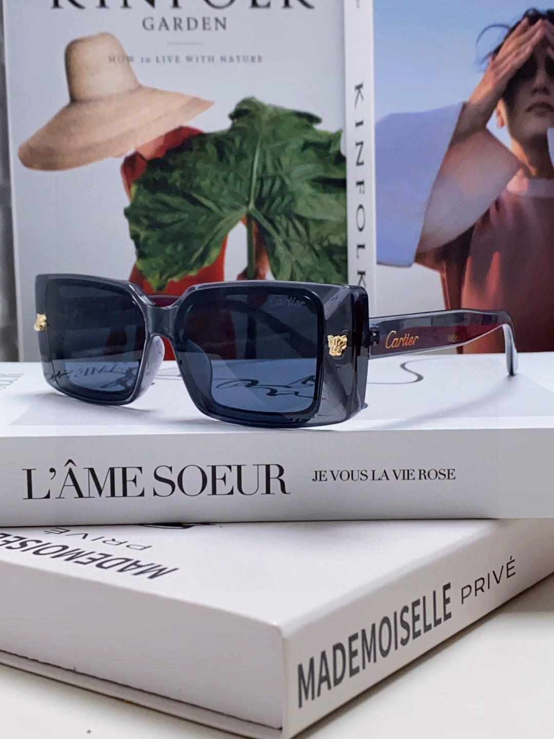 Cartier is not picky about face shape. Simple and elegant. Fashionable and casual frames. Sunglasses for men and women. Classic leopard head