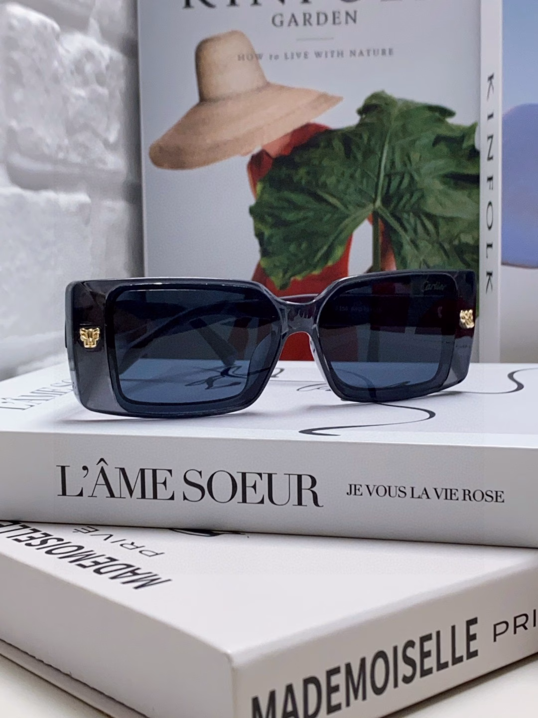 Cartier is not picky about face shape. Simple and elegant. Fashionable and casual frames. Sunglasses for men and women. Classic leopard head