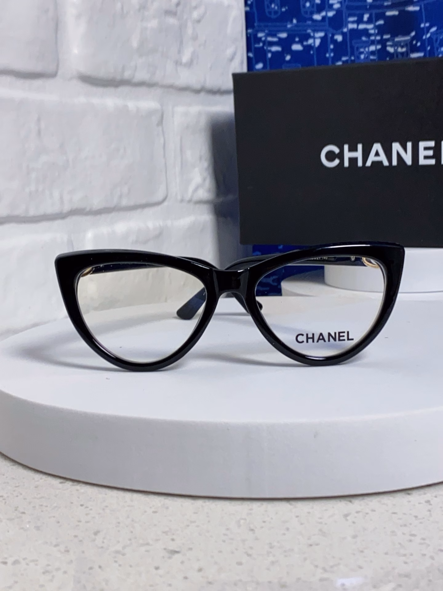 l Chanel 2025 new European and American black frame cat's eye glasses for women's myopia makeup-free office cat-shaped frame big face diamond face
