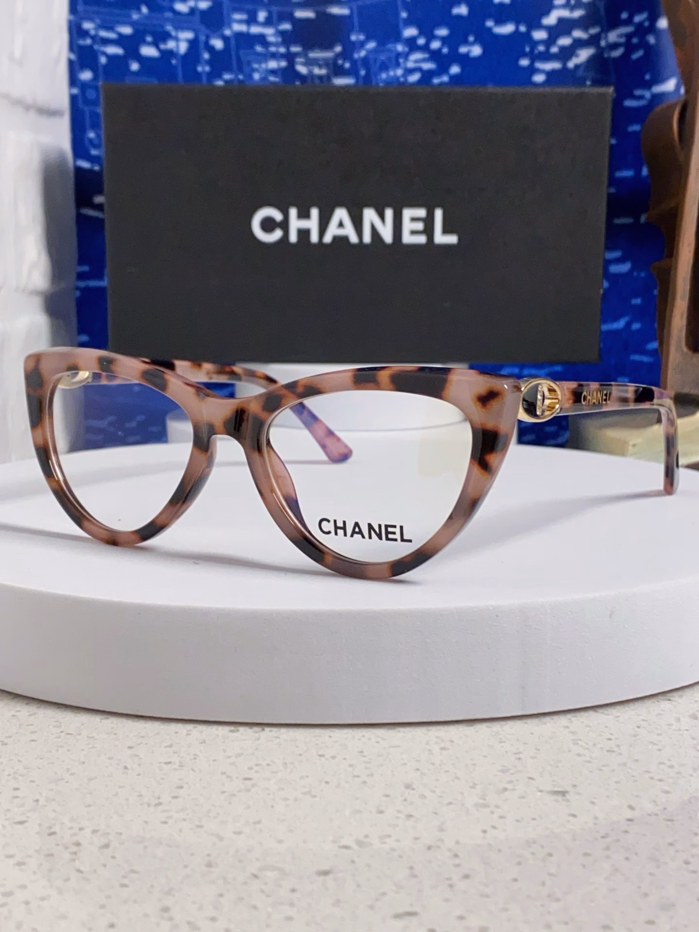 l Chanel 2025 new European and American black frame cat's eye glasses for women's myopia makeup-free office cat-shaped frame big face diamond face