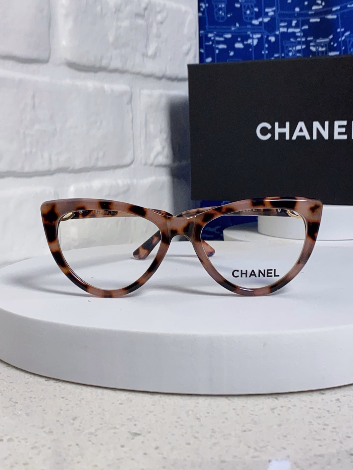 l Chanel 2025 new European and American black frame cat's eye glasses for women's myopia makeup-free office cat-shaped frame big face diamond face