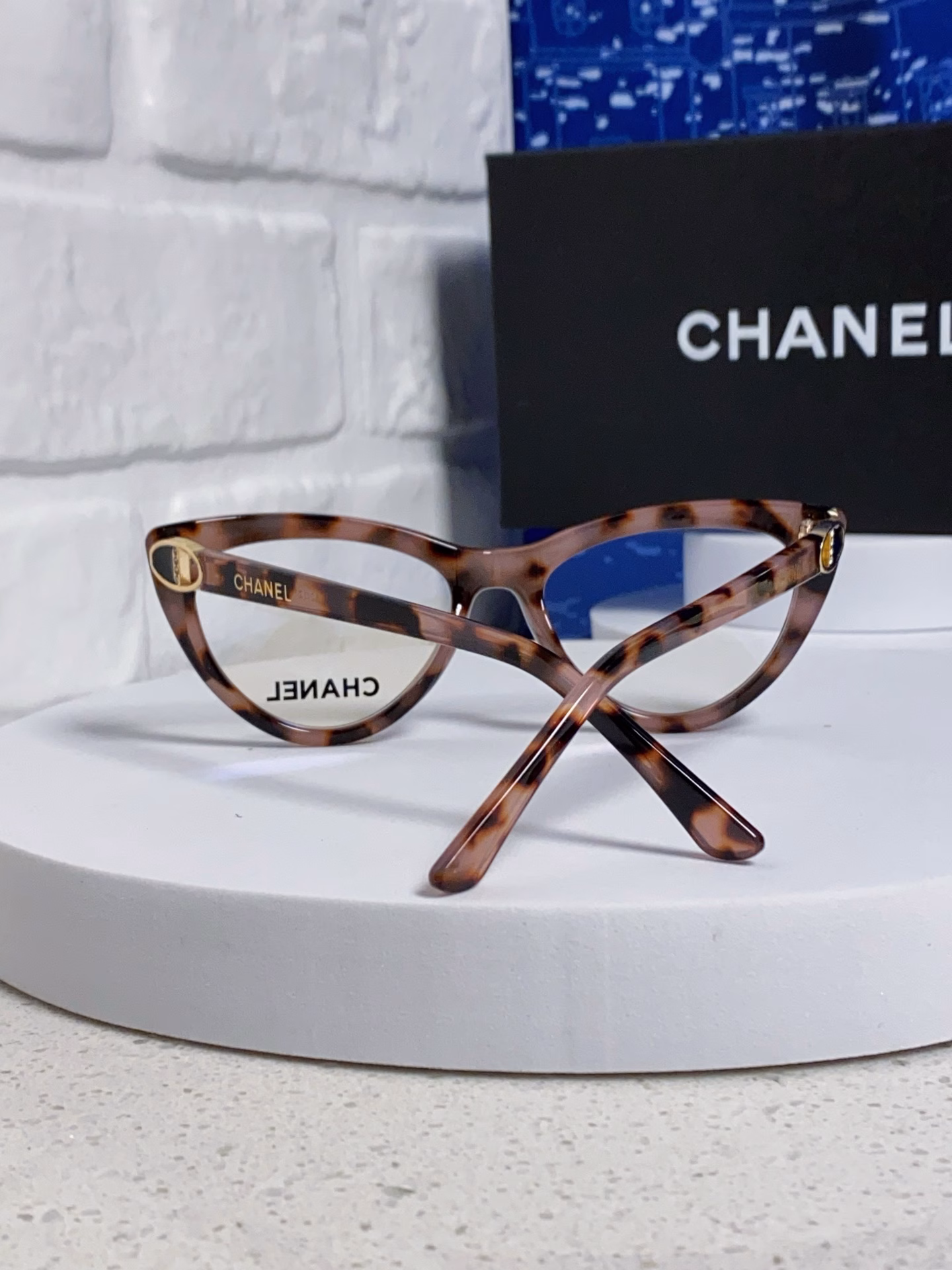 l Chanel 2025 new European and American black frame cat's eye glasses for women's myopia makeup-free office cat-shaped frame big face diamond face
