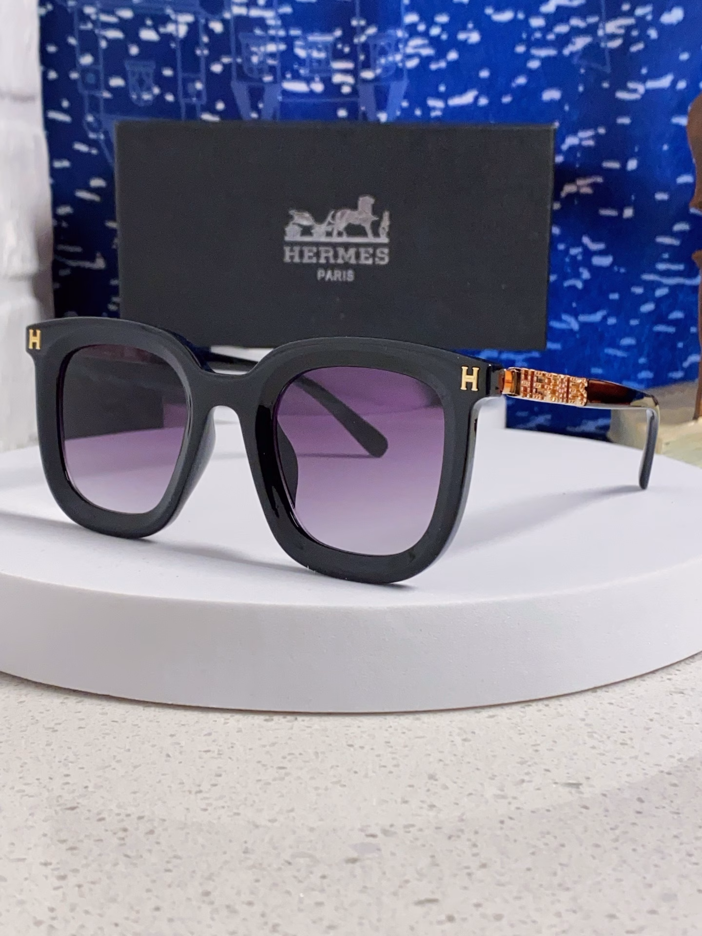 Hermes 2025 new retro square versatile sunglasses for women with round faces, slimming, internet celebrities, high-end metal hollow legs, sunscreen