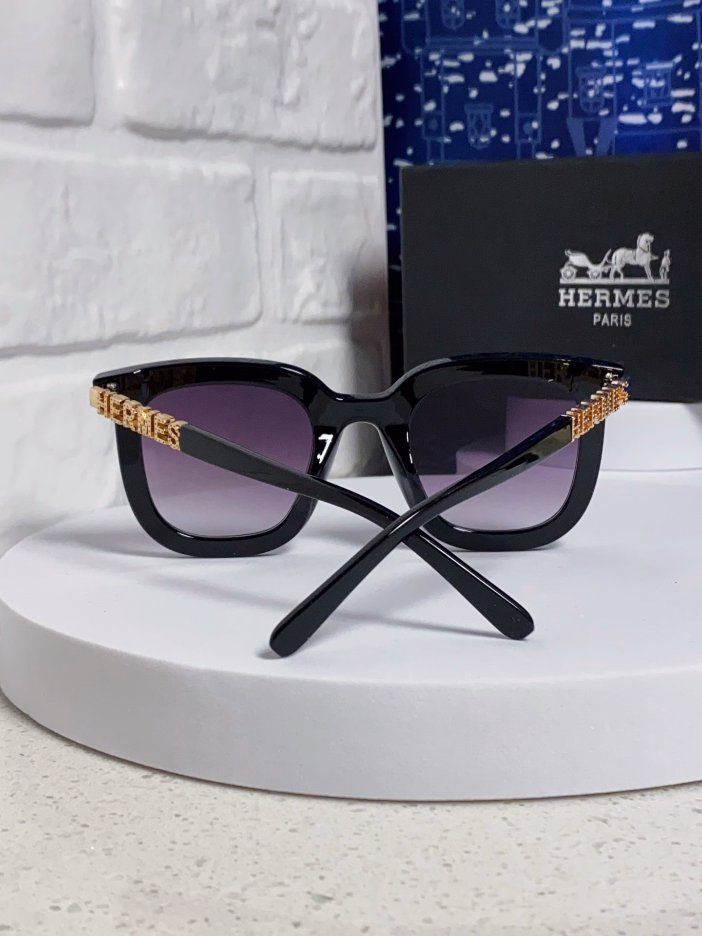 Hermes 2025 new retro square versatile sunglasses for women with round faces, slimming, internet celebrities, high-end metal hollow legs, sunscreen