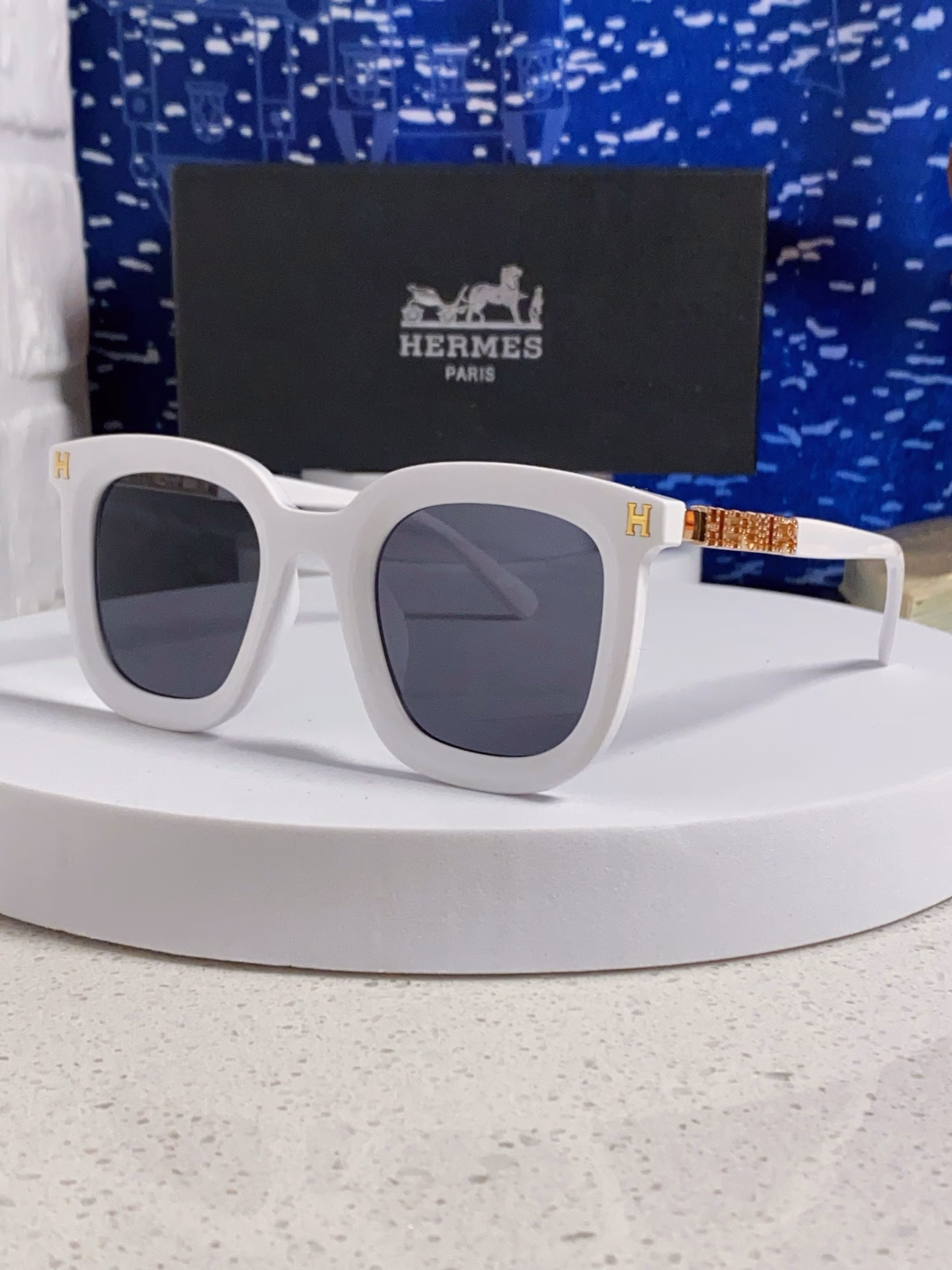 Hermes 2025 new retro square versatile sunglasses for women with round faces, slimming, internet celebrities, high-end metal hollow legs, sunscreen