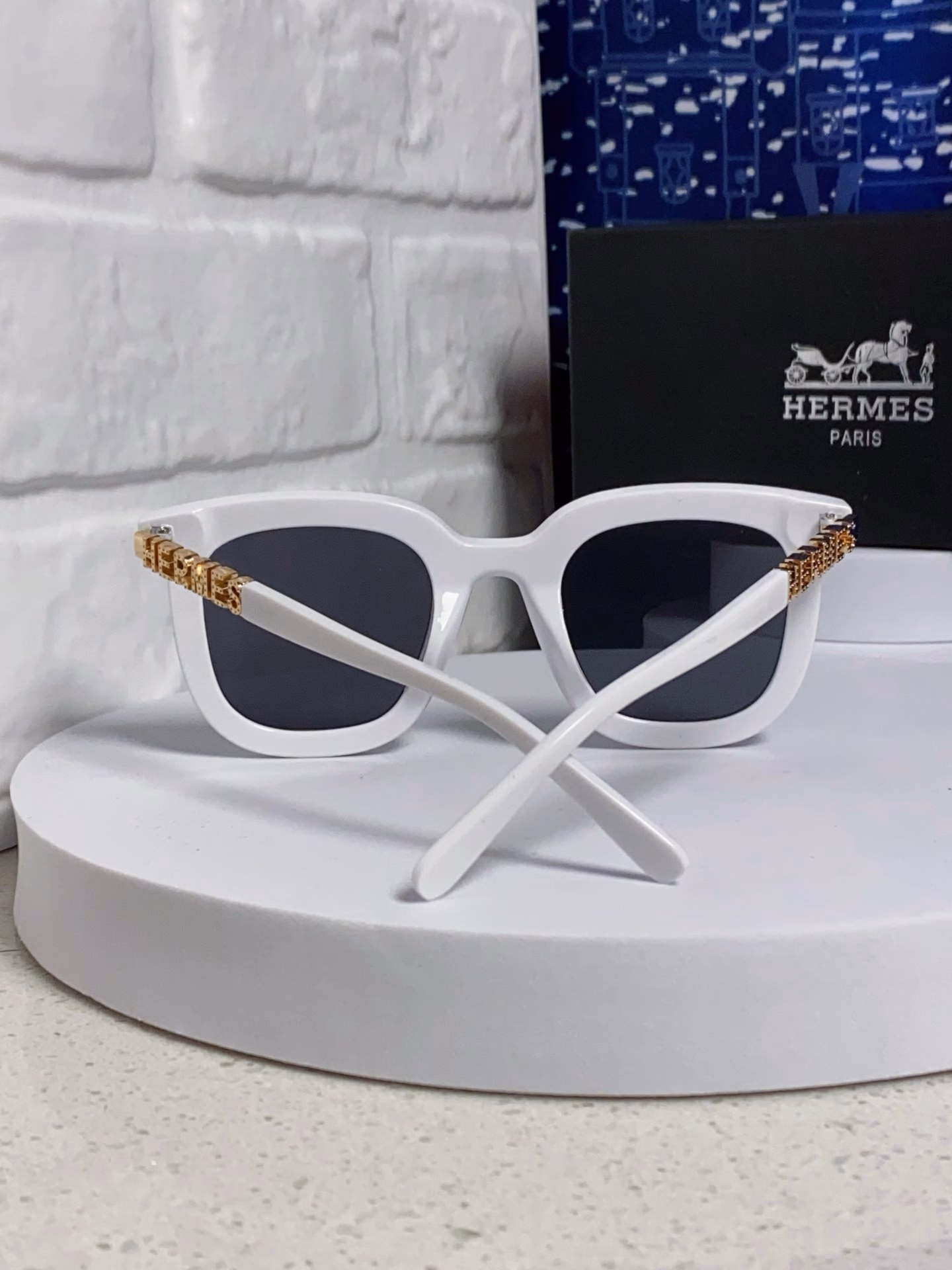 Hermes 2025 new retro square versatile sunglasses for women with round faces, slimming, internet celebrities, high-end metal hollow legs, sunscreen